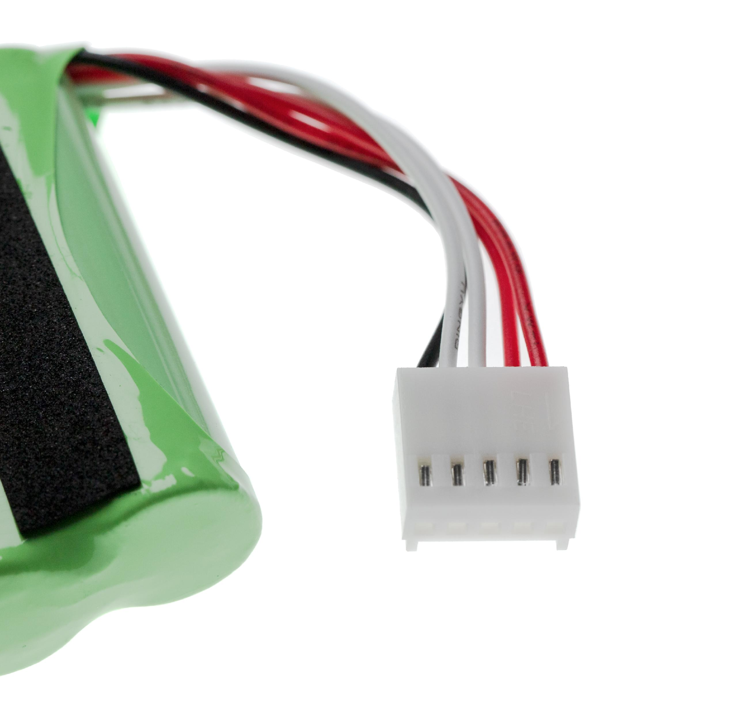 Grüne, zylindrische Batterie mit Drähten und einem weißen Stecker. Schwarze und rote Drähte.