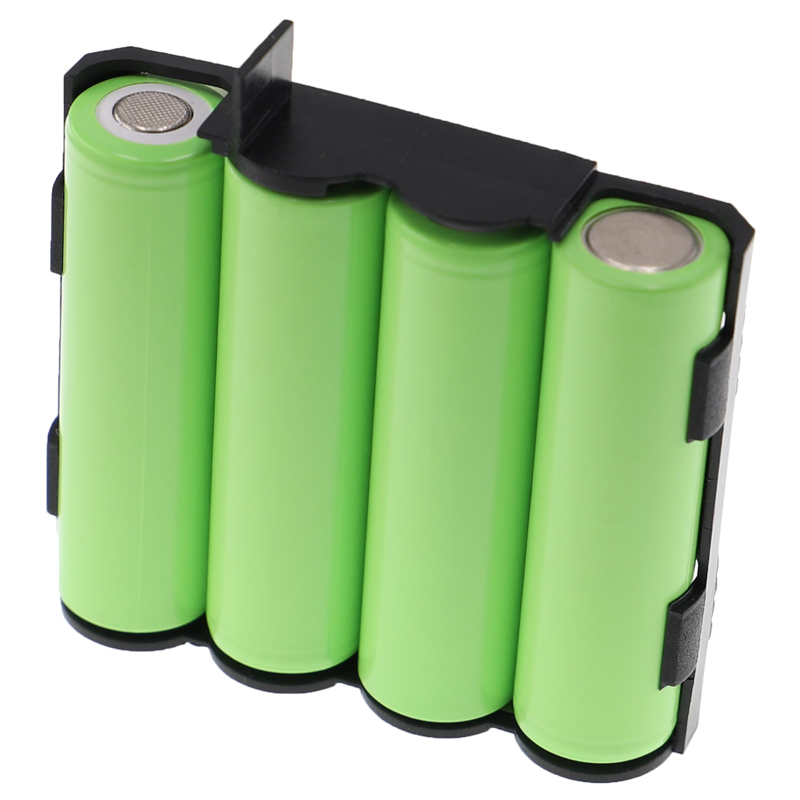 Vier grüne zylindrische Batterien werden in einem schwarzen Kunststoffhalter gehalten.