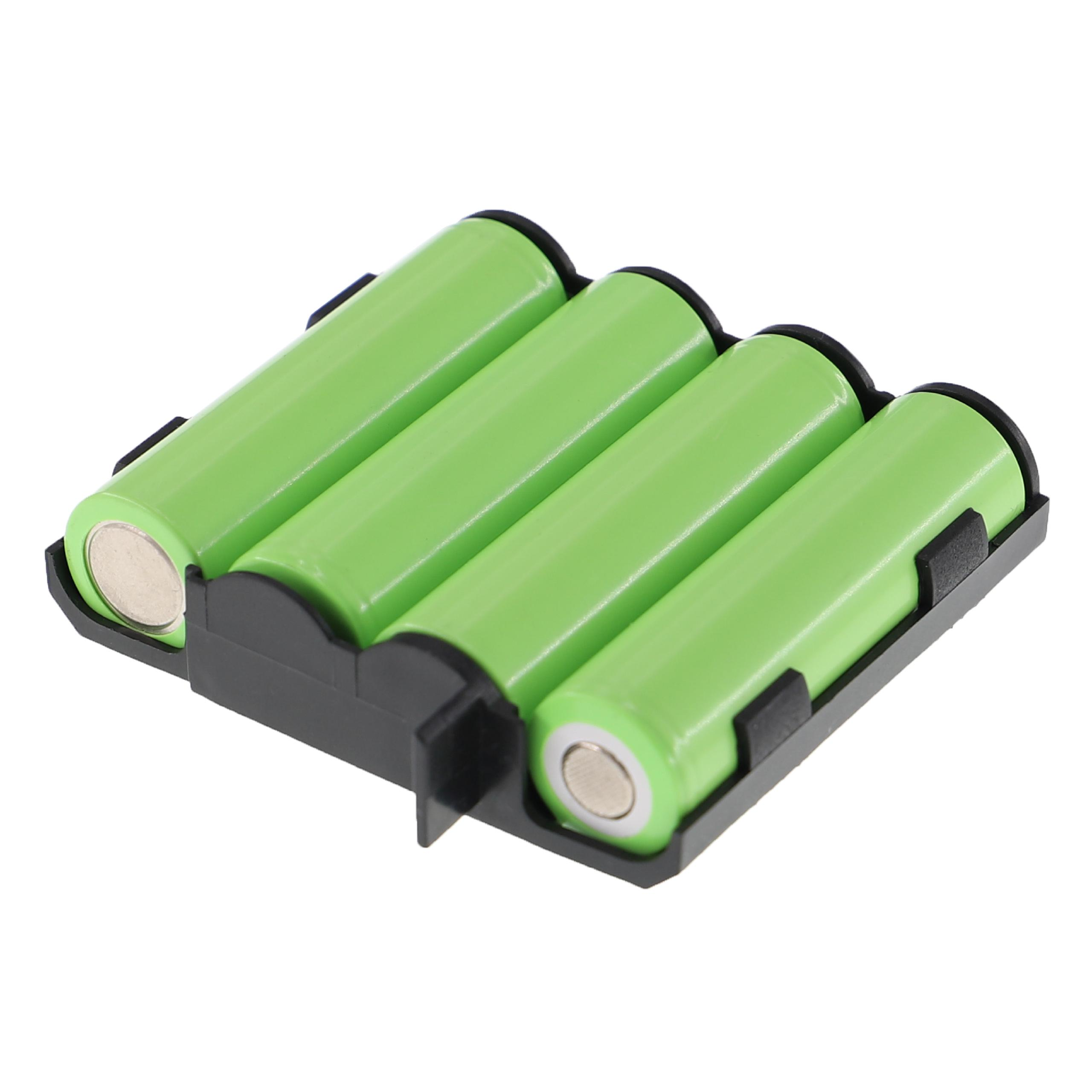 Vier grüne zylindrische Batterien in einem schwarzen Halter. Jede Batterie hat ein Metallende.