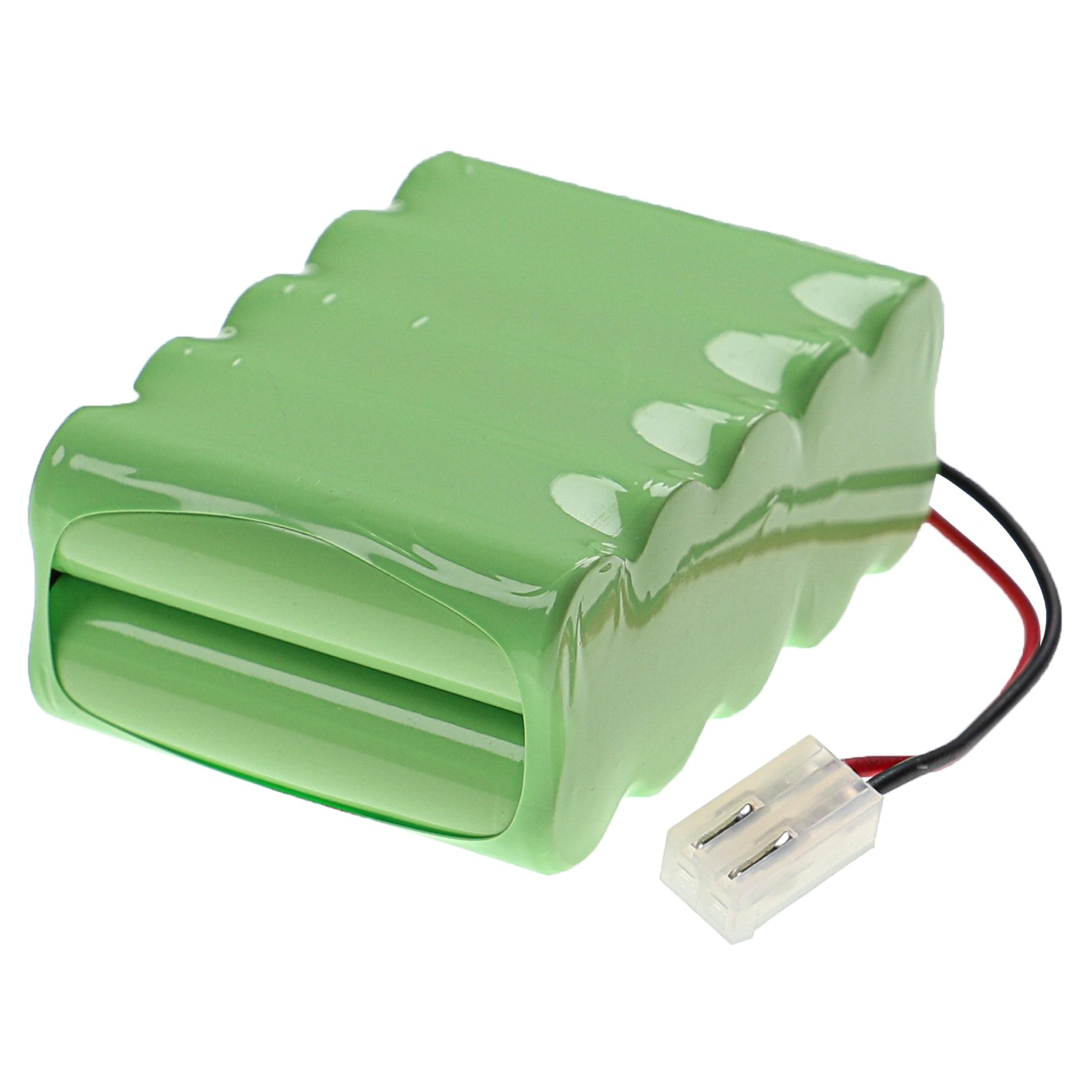 Grüner Akku mit weißem Stecker und zwei Drähten. Weißer Hintergrund.