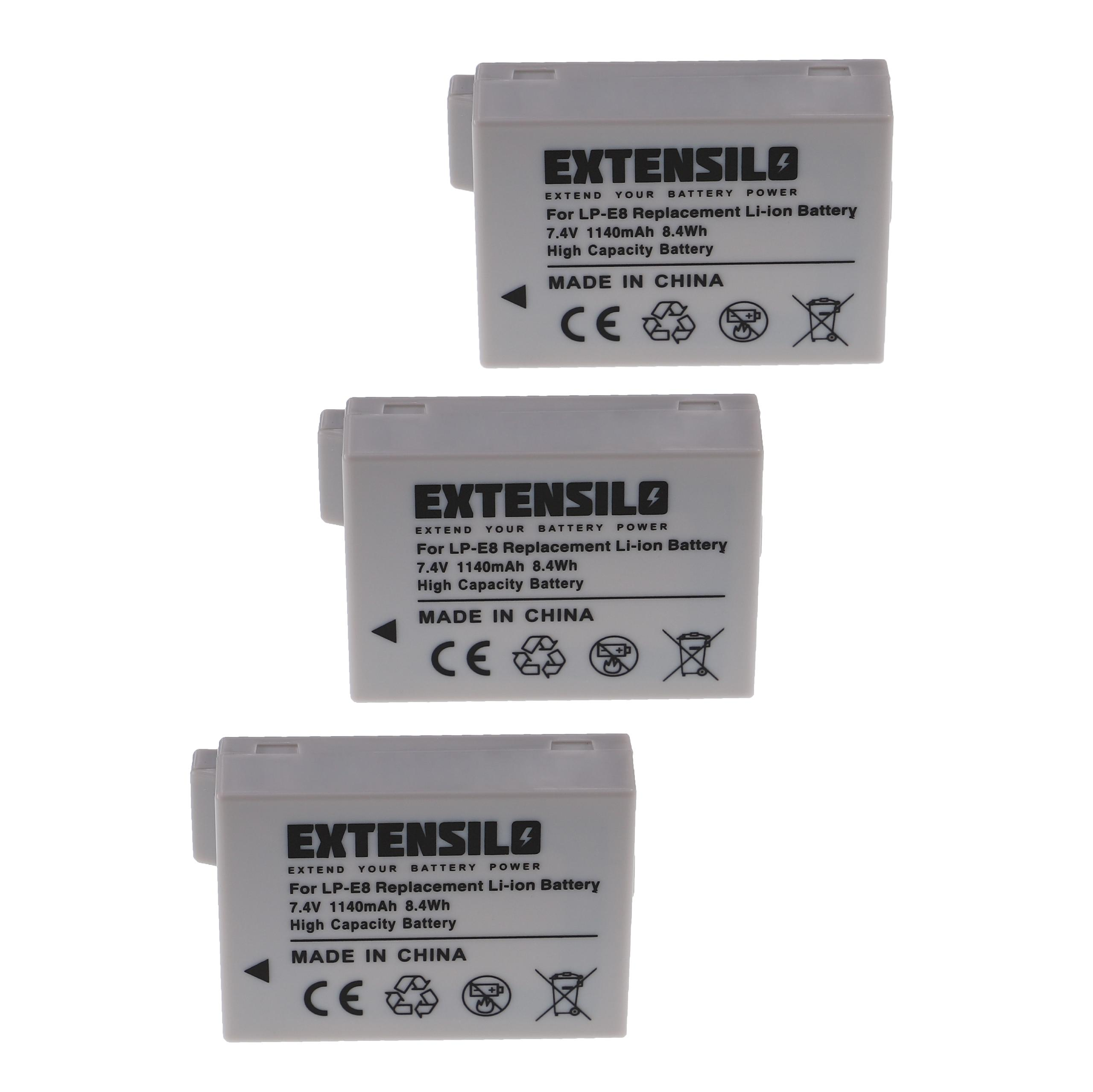 Drei weiße Batterien mit Etiketten vor weißem Hintergrund.