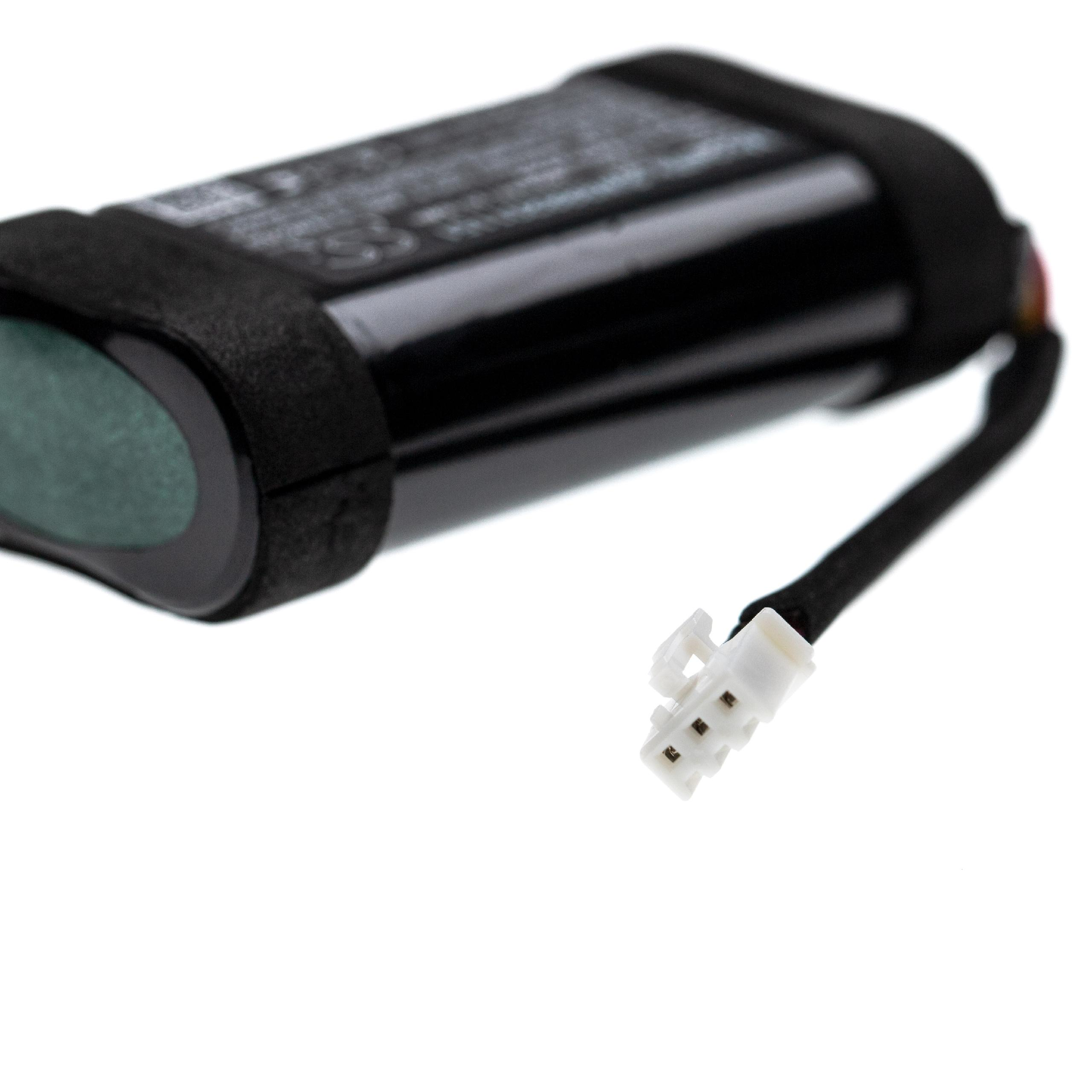 Schwarzer Akku mit weißem Stecker und schwarzem Kabel. Es ist auf weißem Hintergrund.
