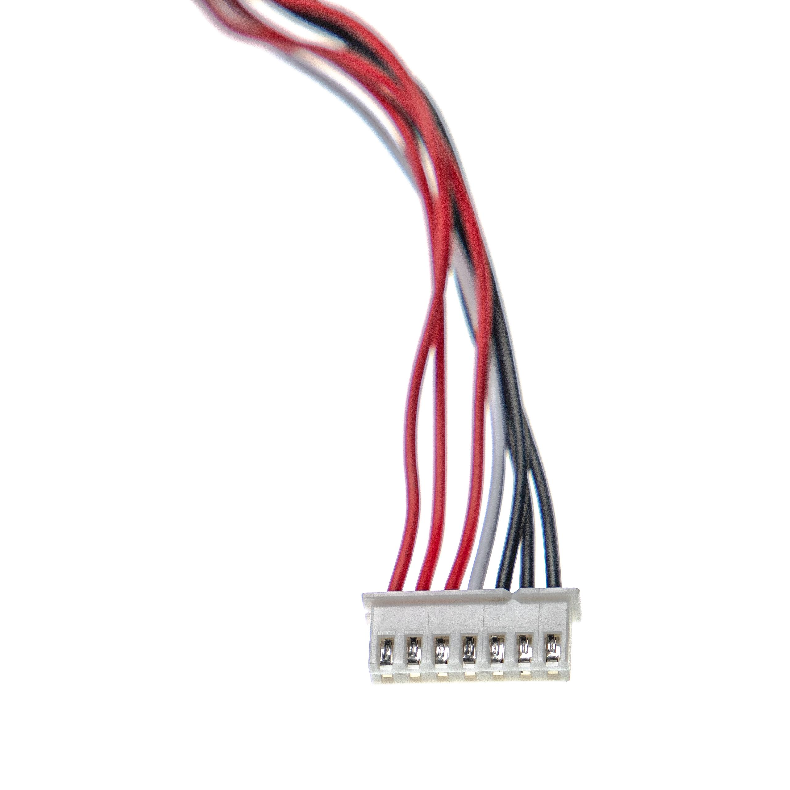 Weißer Stecker mit Drähten: rot, weiß, schwarz und grau. Weißer Hintergrund.