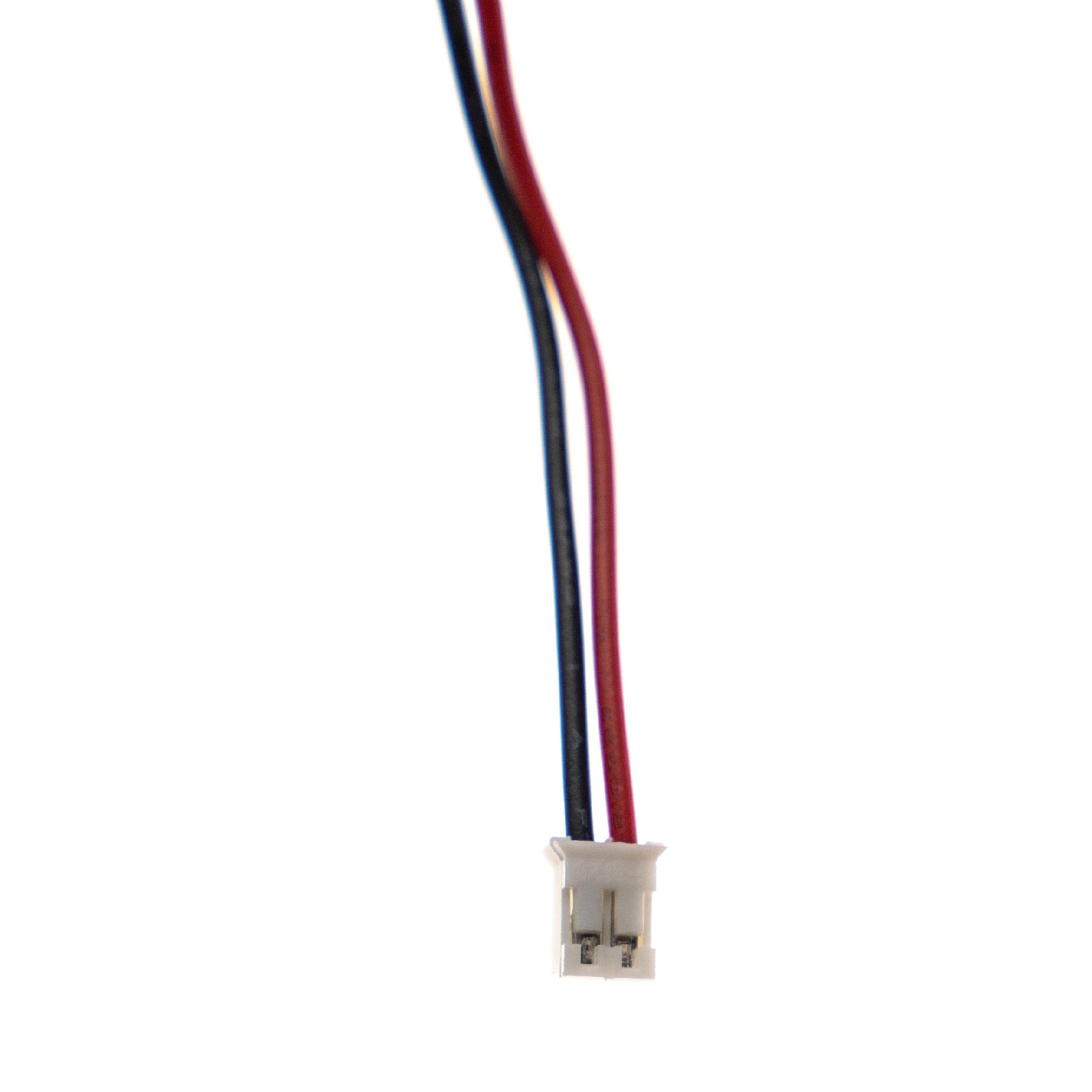 Weißer Stecker mit drei farbigen Drähten, rot, schwarz und gelb.