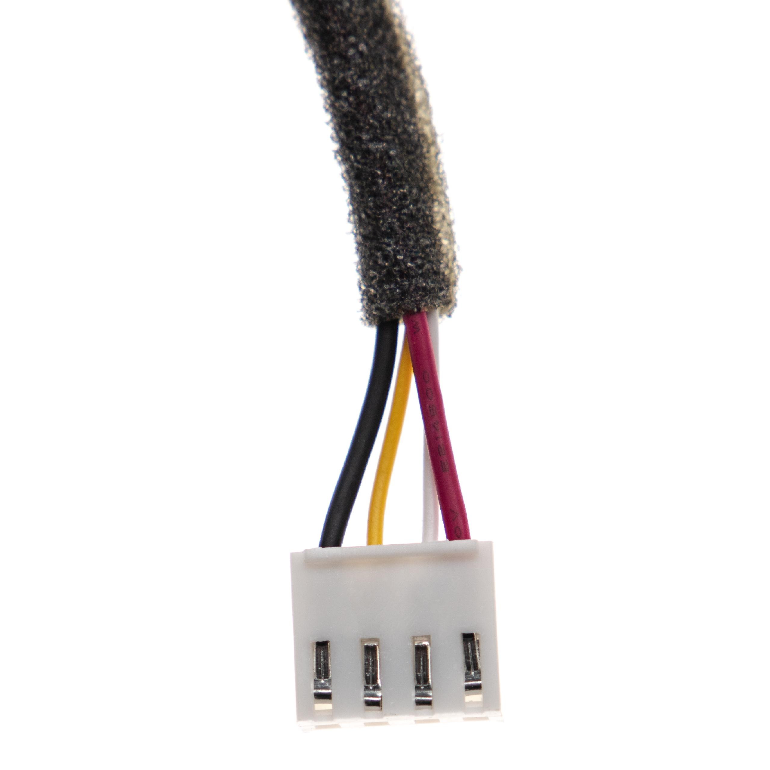 Ein Stecker mit schwarzen, gelben und roten Drähten, auch etwas Schaumstoff. Der Hintergrund ist weiß.