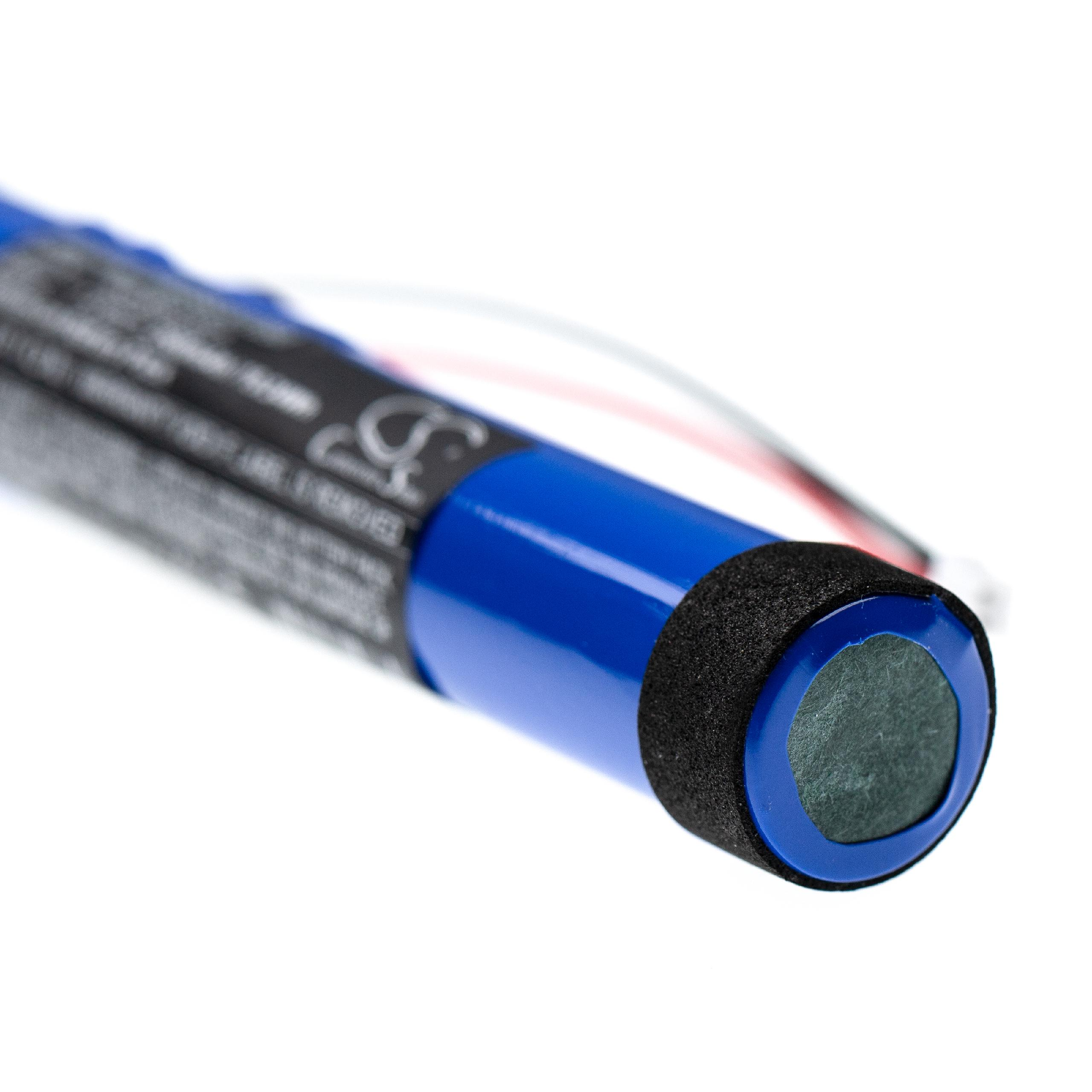 Nahaufnahme einer blauen zylindrischen Batterie mit schwarzem Schaumstoff und weißem Hintergrund.