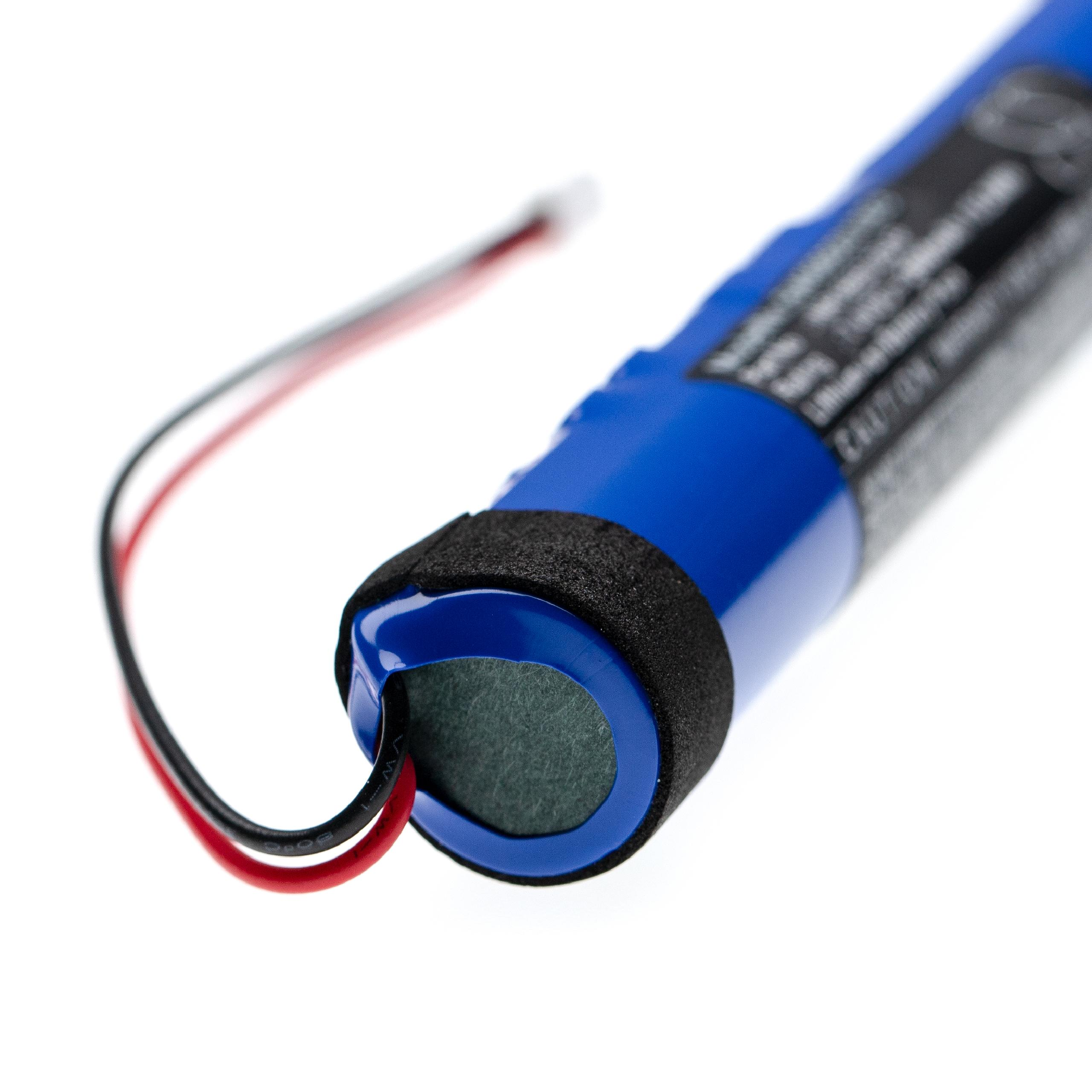 Batterie mit blauem Körper. Rote und schwarze Drähte, schwarzer Schaumstoffring. Weißer Hintergrund. Nahaufnahme.