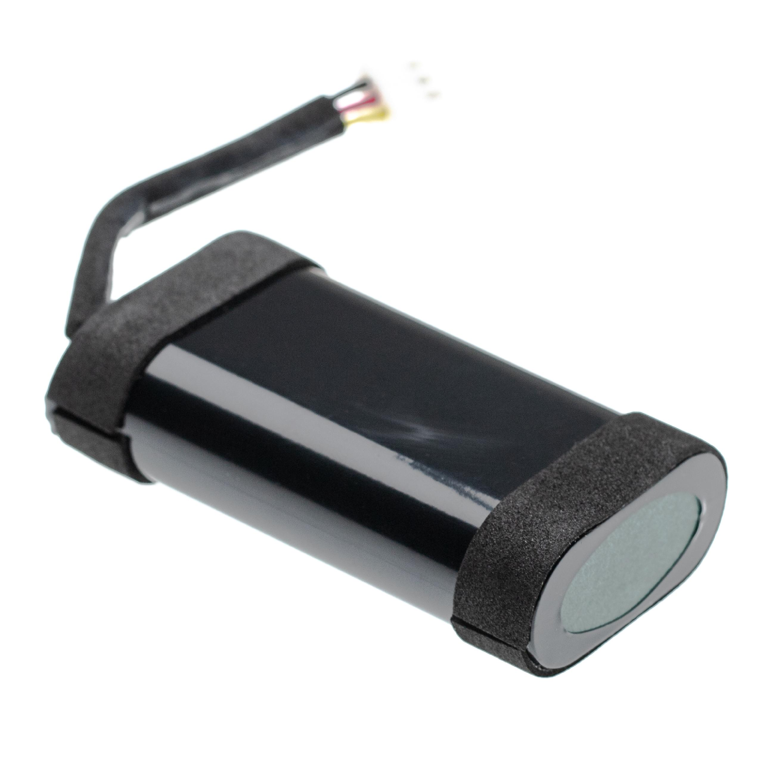 Schwarze Batterie mit Schaumstoffkanten und Stecker. Winkelansicht.