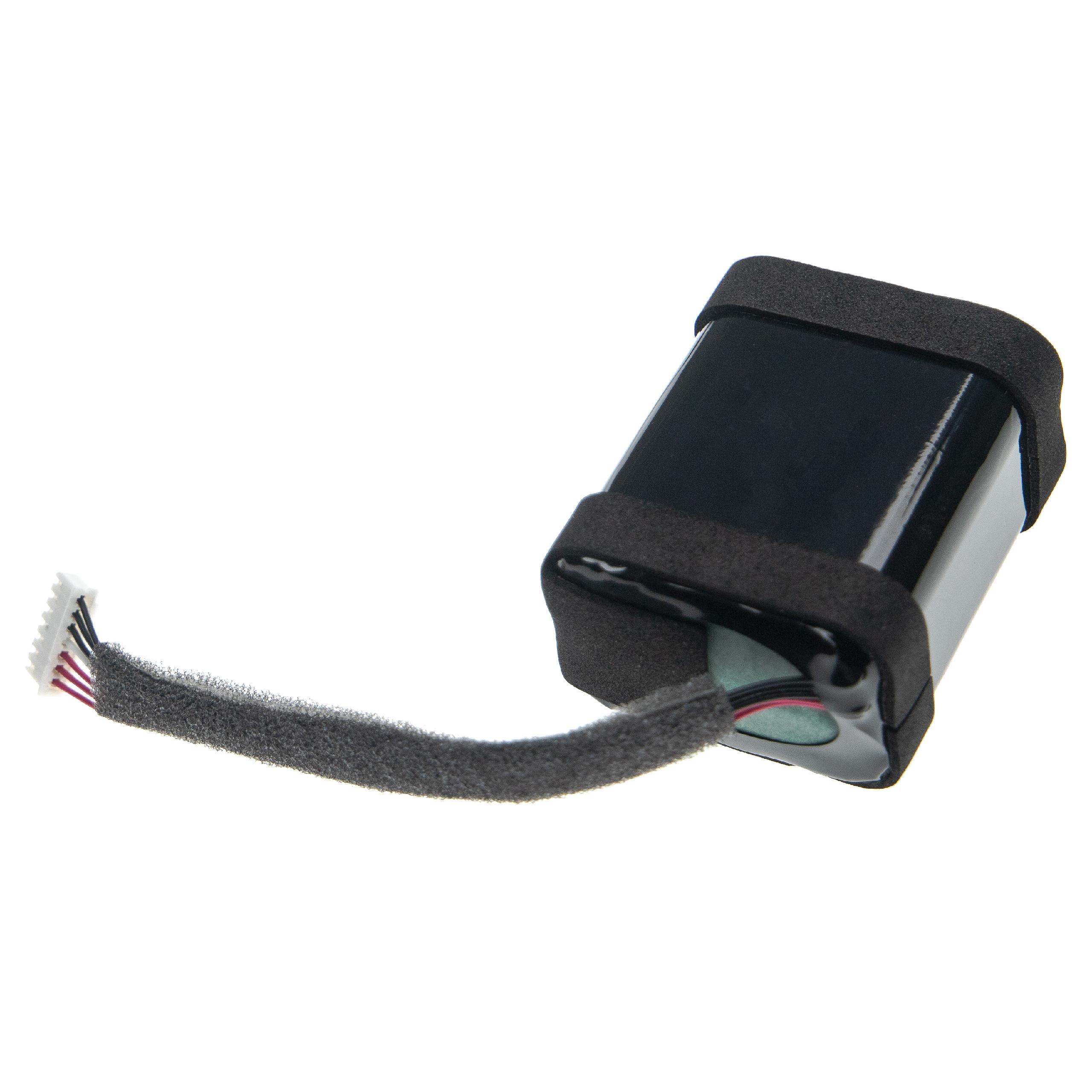 Schwarzer Akku mit Schaumstoffpolsterung. Ein Stecker mit mehrfarbigen Drähten ragt heraus.