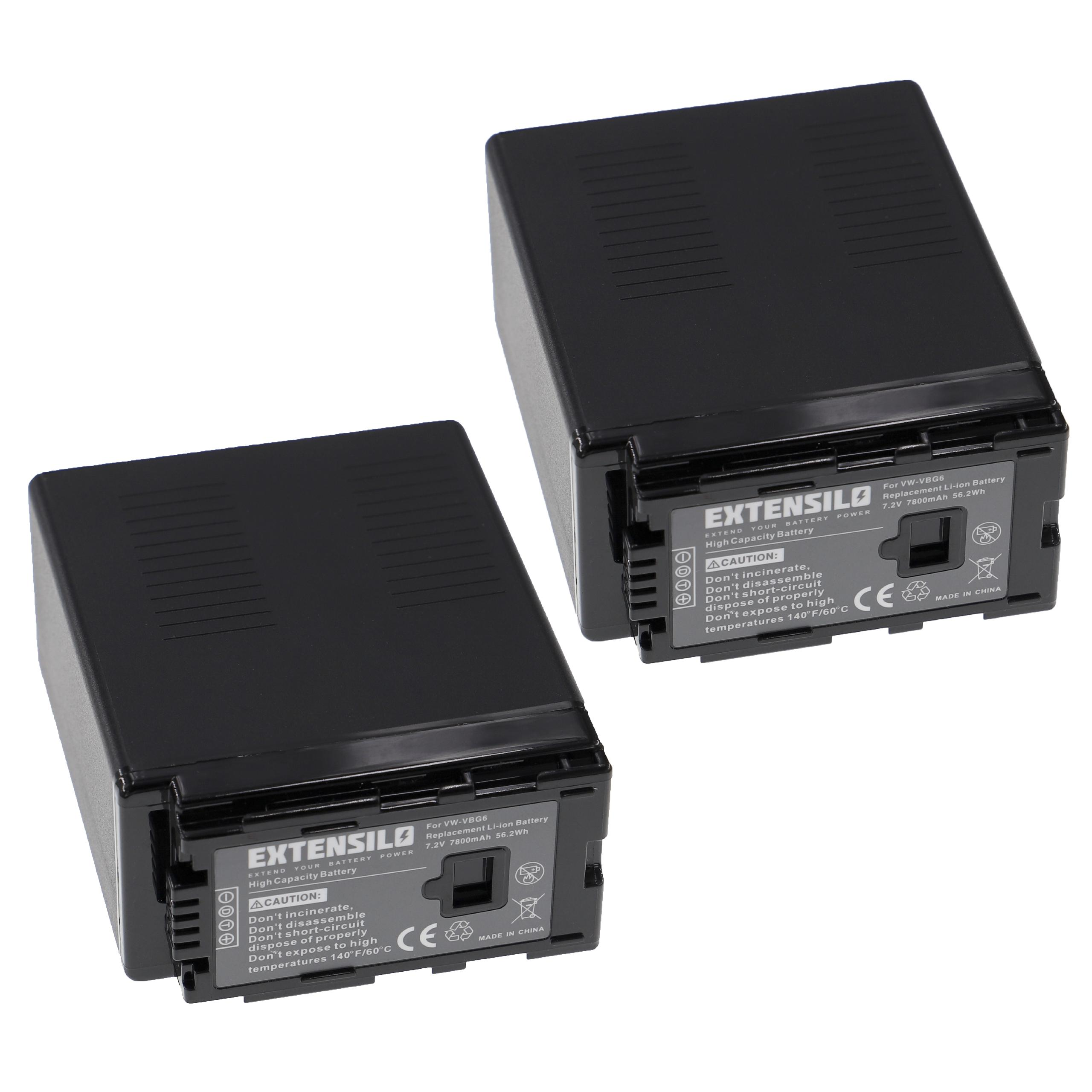 Zwei schwarze Batterien mit Etiketten, schräg auf weißer Oberfläche.