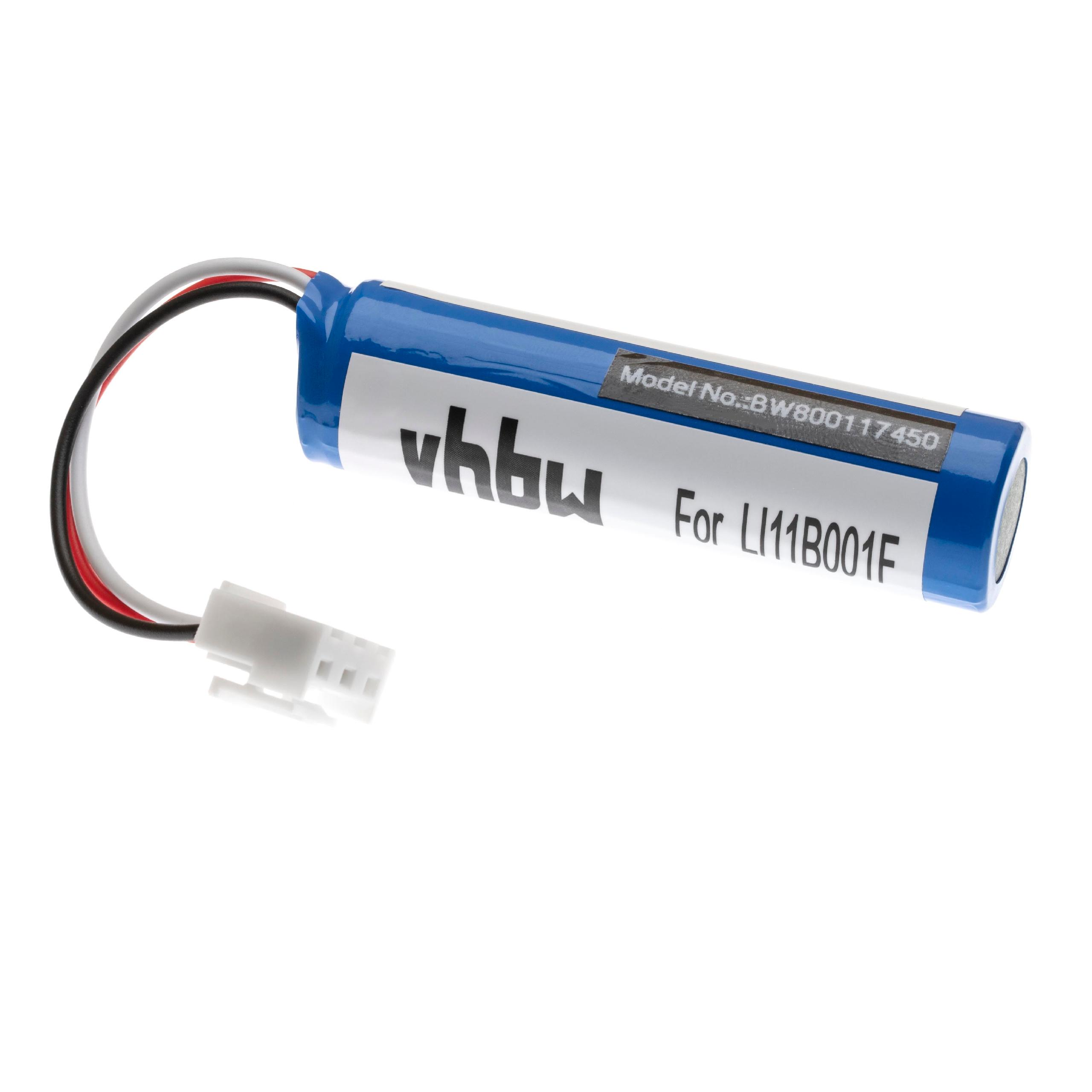 Blaue Batterie mit weißem Etikett und schwarz-roten Drähten, einem weißen Stecker, vor weißem Hintergrund.