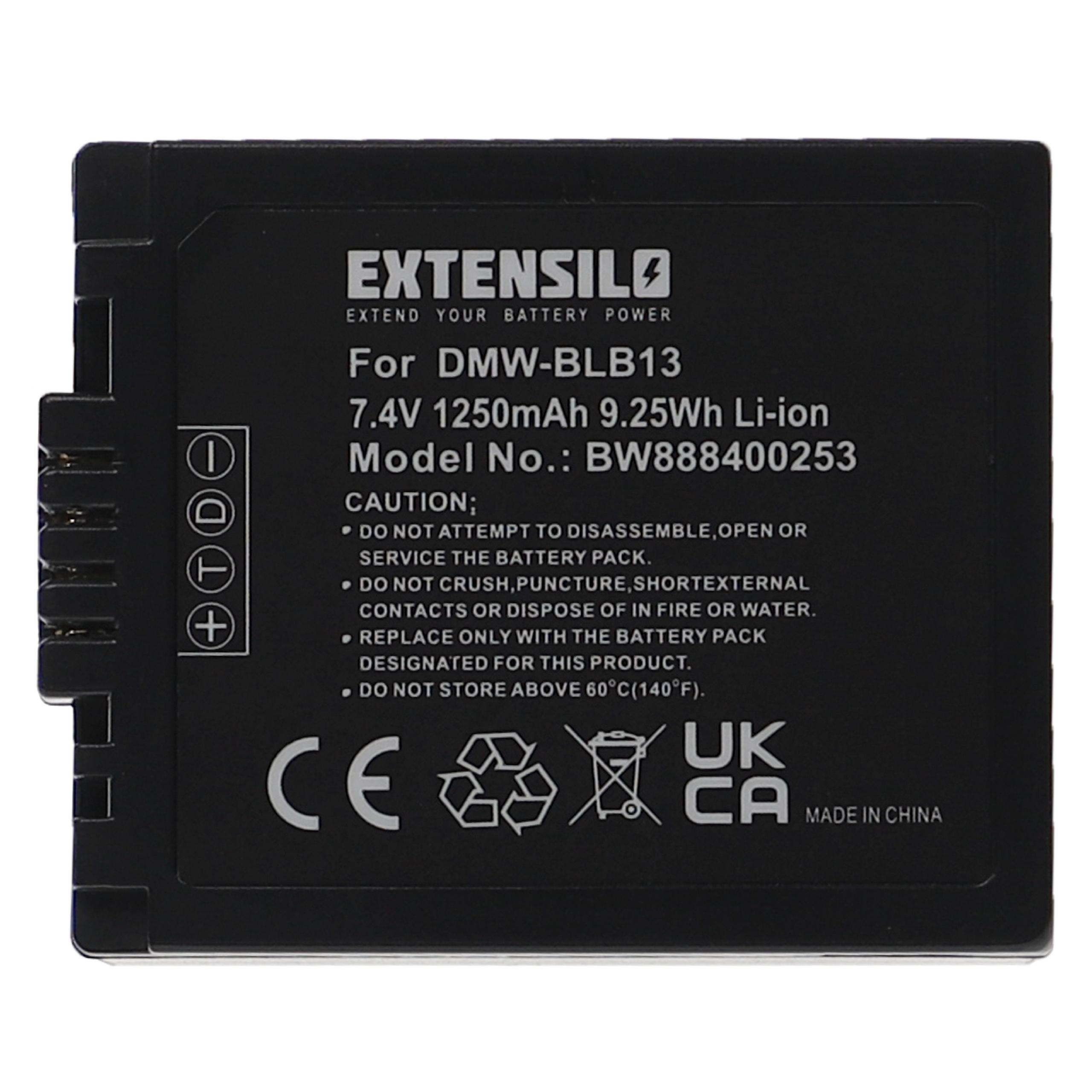 Schwarze rechteckige Batterie mit Etikett. Weißer Hintergrund.