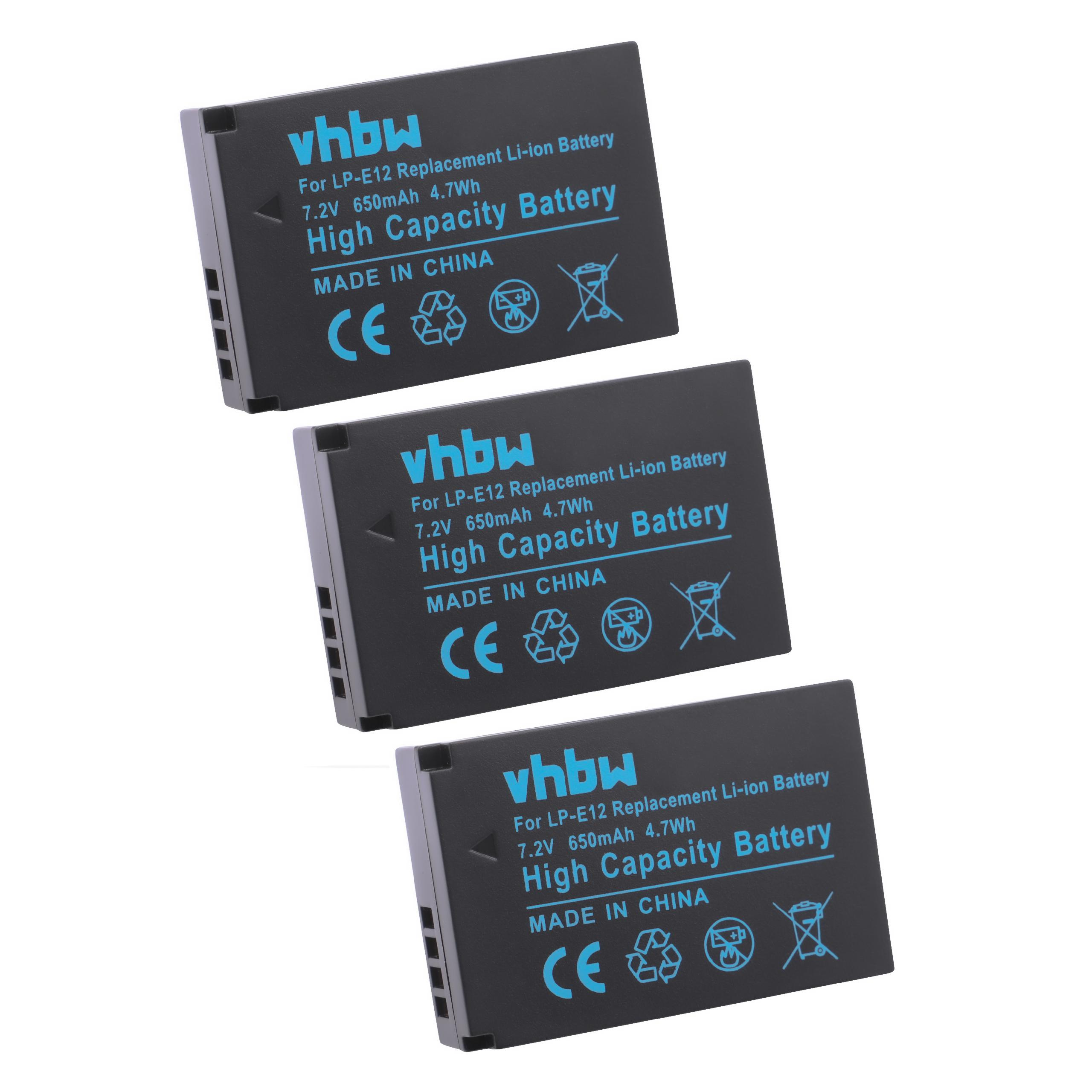 Drei schwarze Batterien mit blauem Text. Weißer Hintergrund. Batterien sind abgewinkelt.