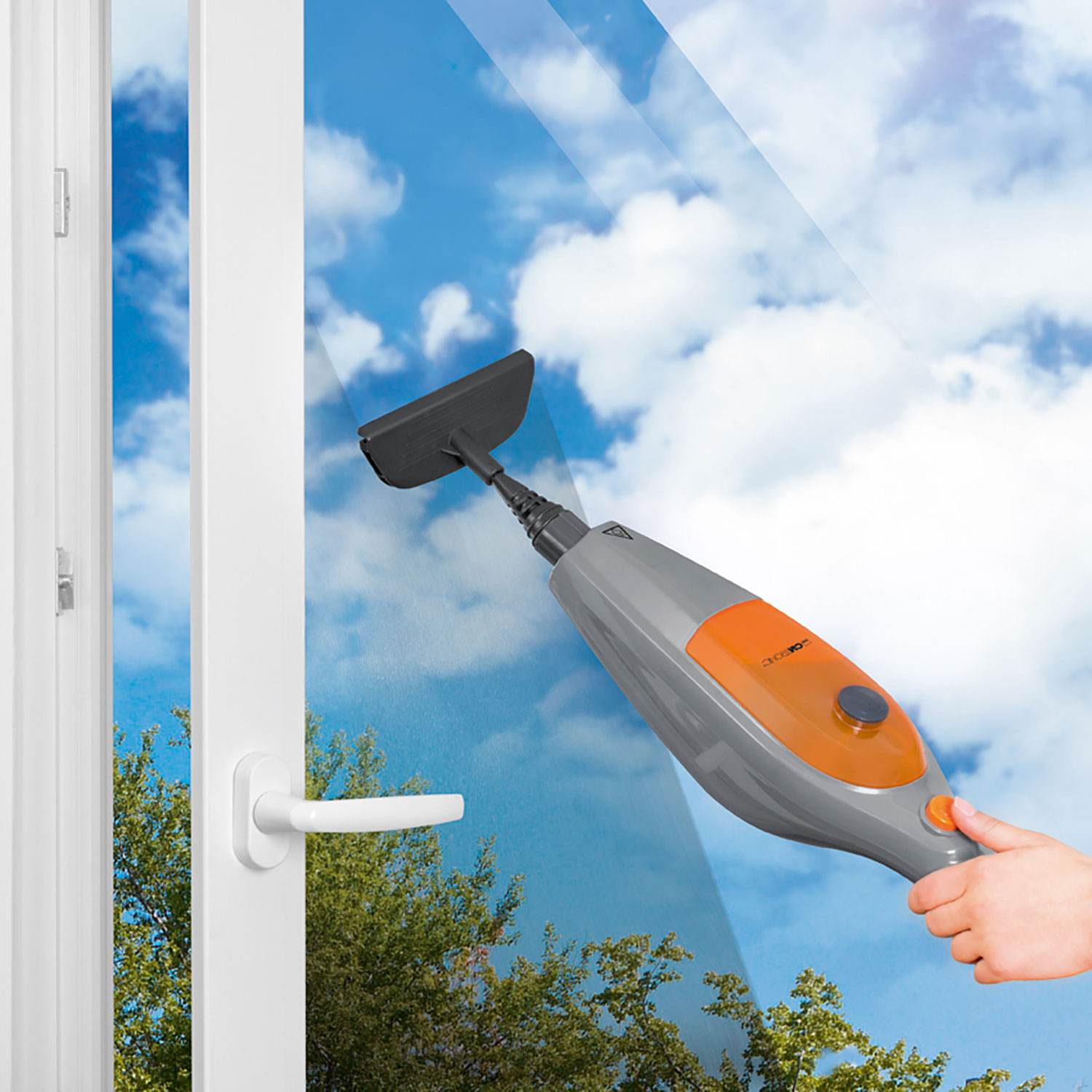 Szaro-pomarańczowa myjka parowa czyszcząca okno. Niebo i drzewa widoczne za oknem.