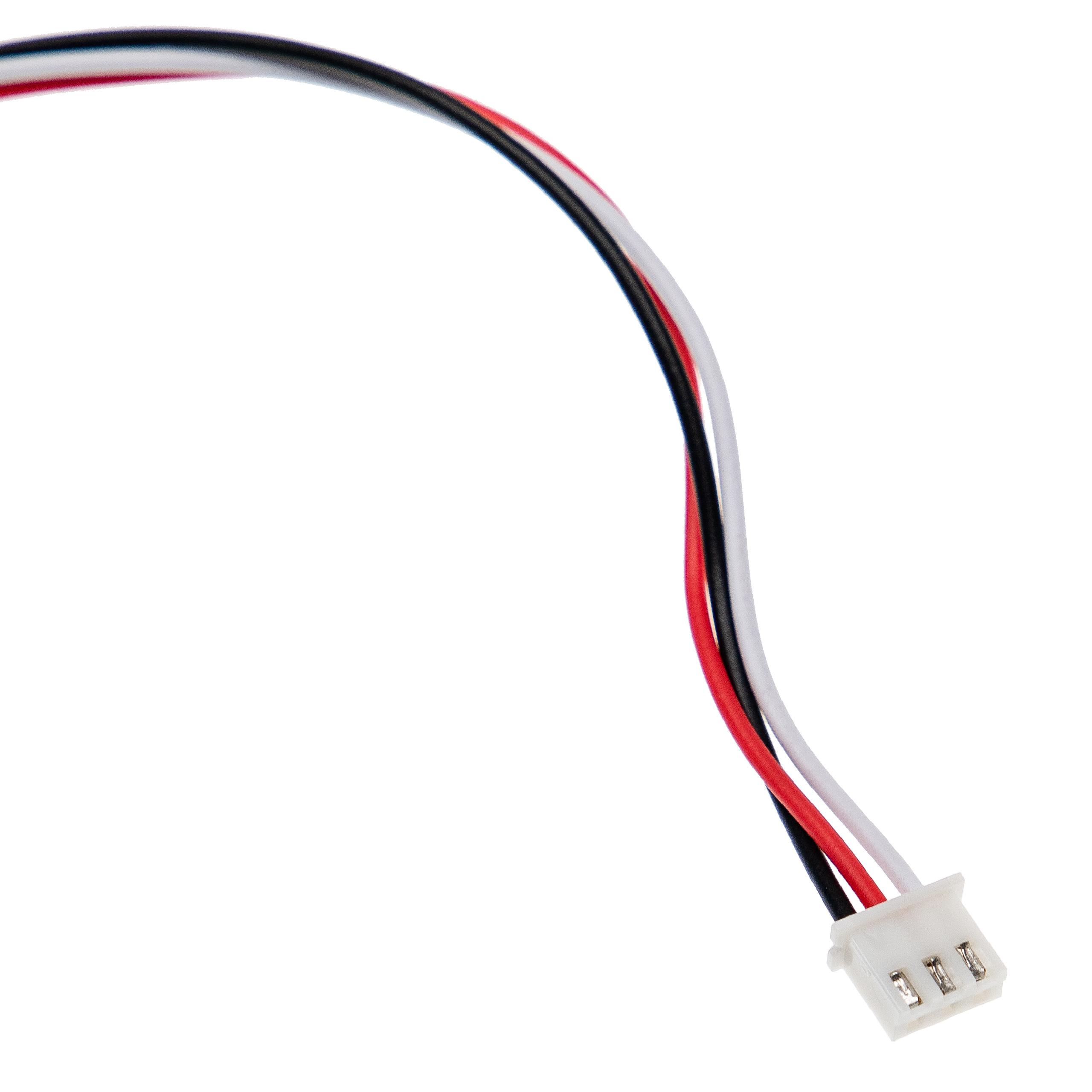 Nahaufnahme von drei farbigen Drähten mit einem weißen Stecker. Drähte sind schwarz, rot und weiß. Weißer Hintergrund.