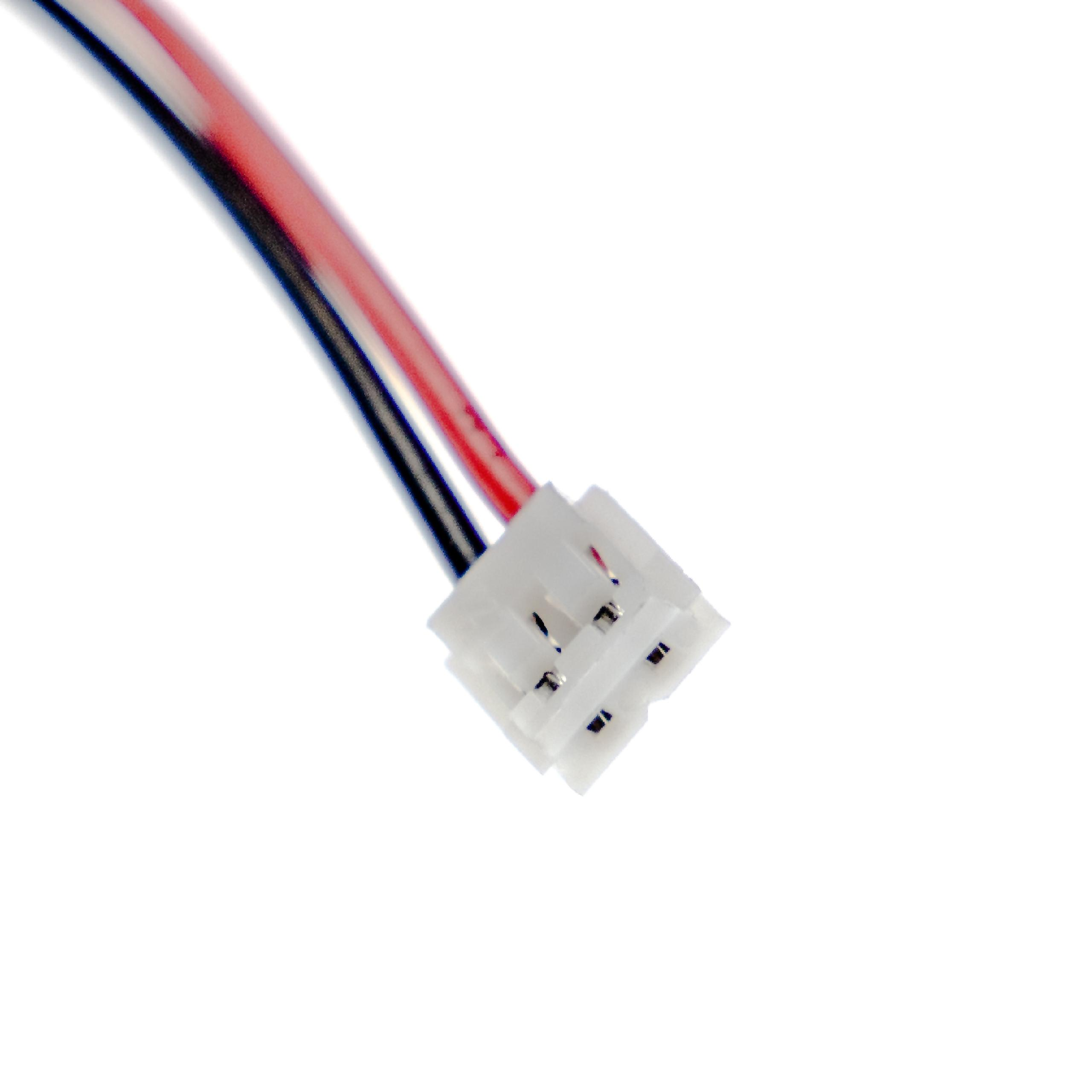 Weißer Stecker mit schwarzen, roten und weißen Drähten, die sich erstrecken.
