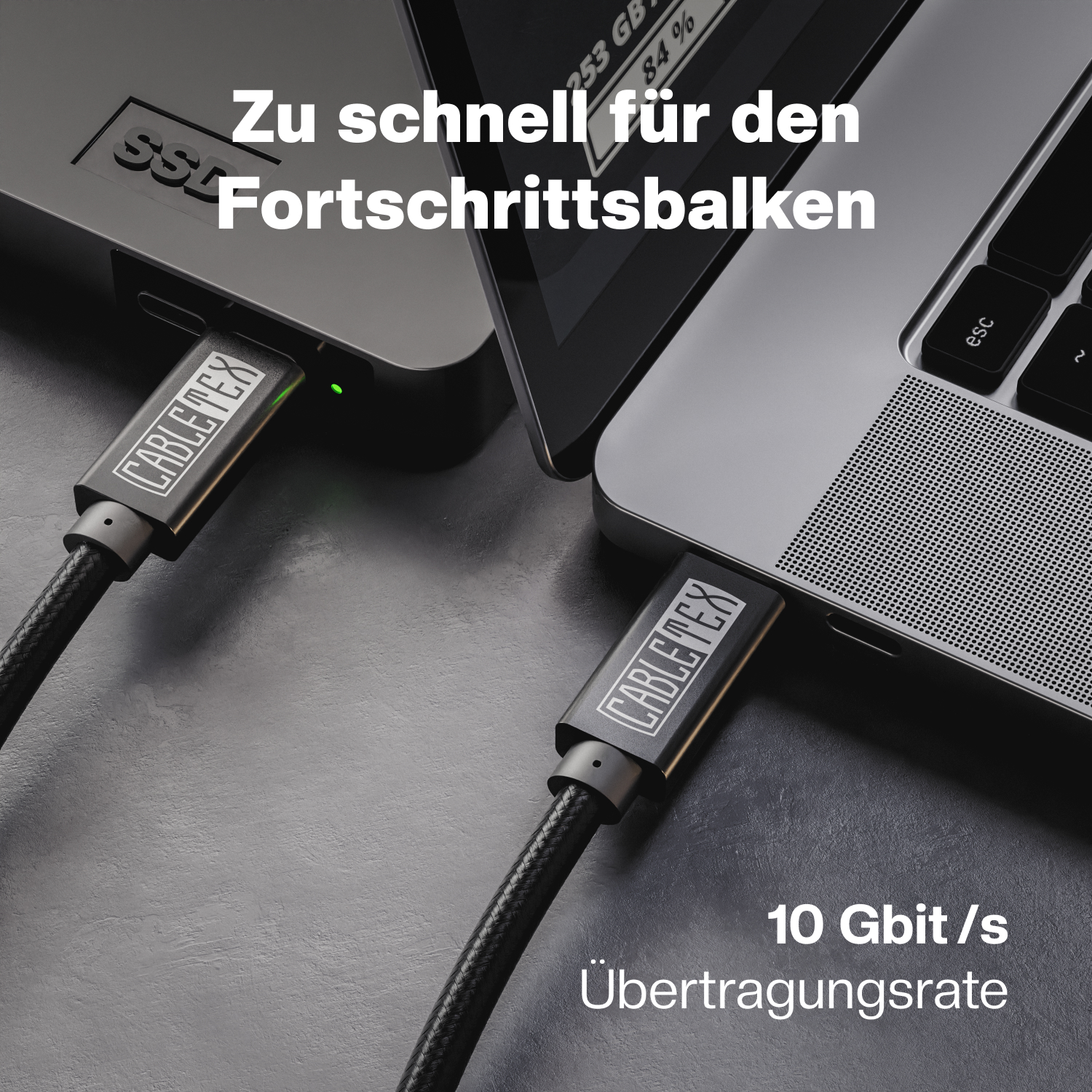 Zwei Laptops mit Kabeln verbunden. Einer zeigt 84 % Akku, der andere einen CABLEMEX-Anschluss.