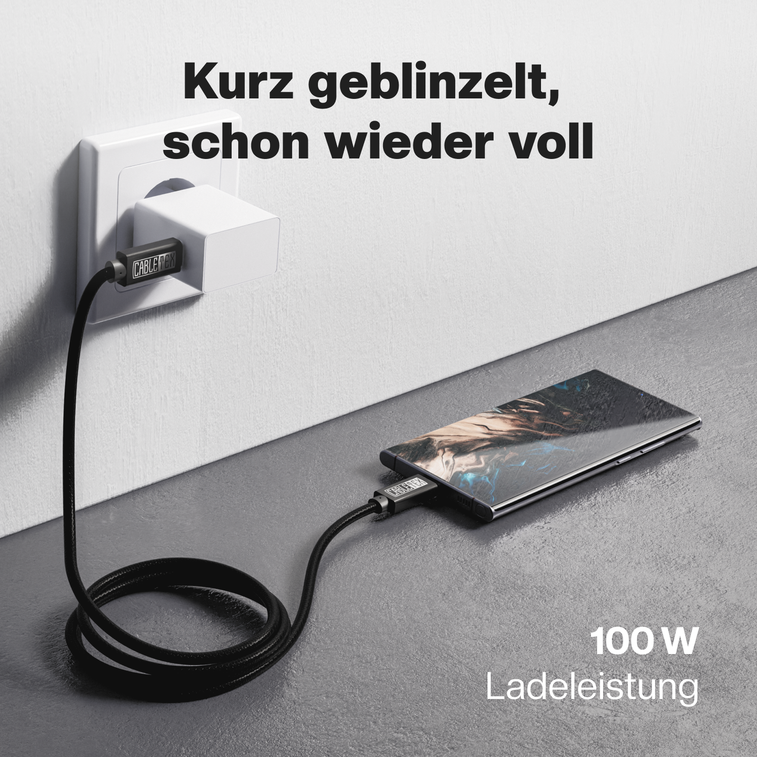 Telefon wird mit schwarzem Kabel und Wandladegerät aufgeladen. Text: 'Kurz geblinzelt, schon wieder voll'.