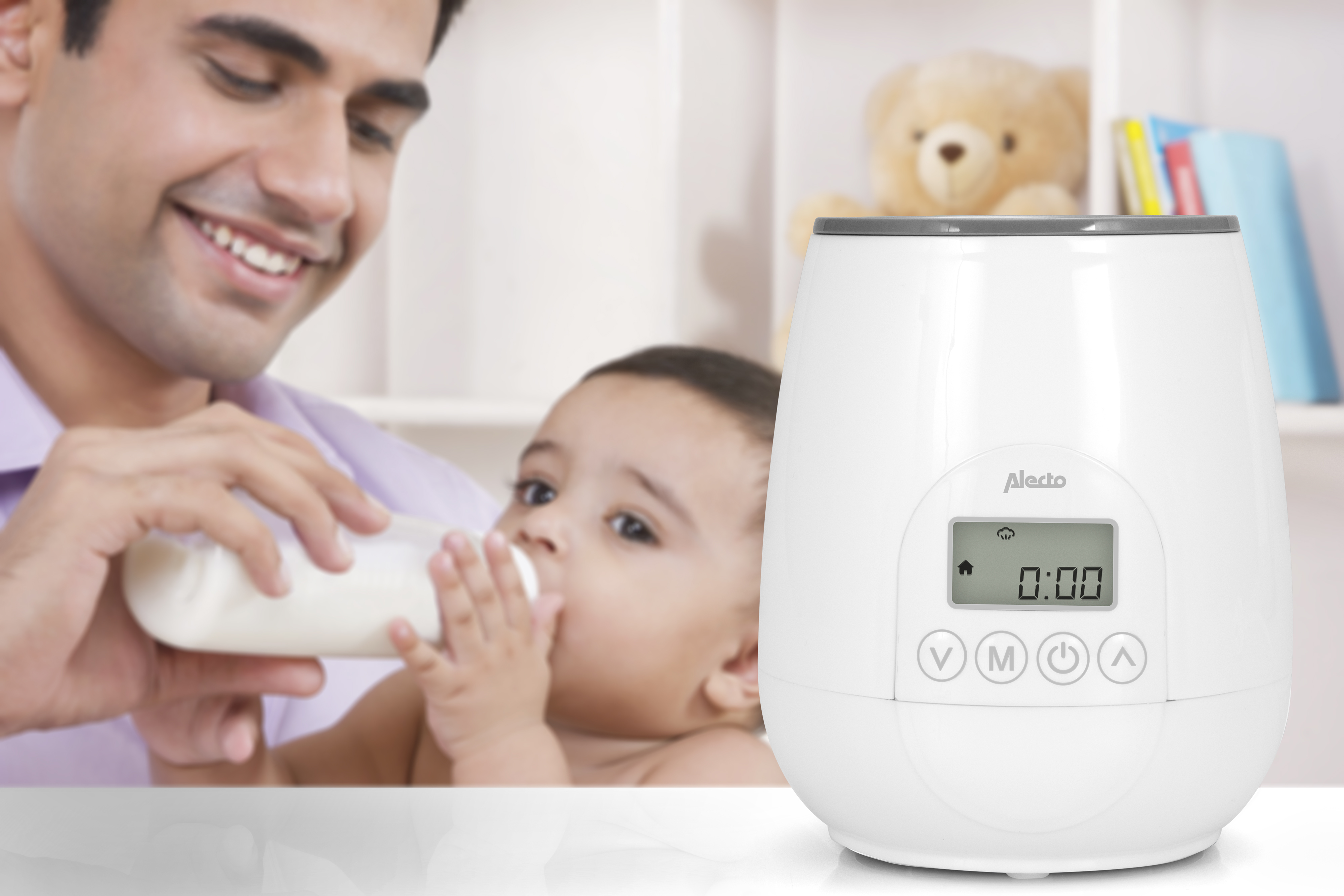 Uomo che imbocca il bambino con un biberon, scaldabiberon bianco sullo sfondo.