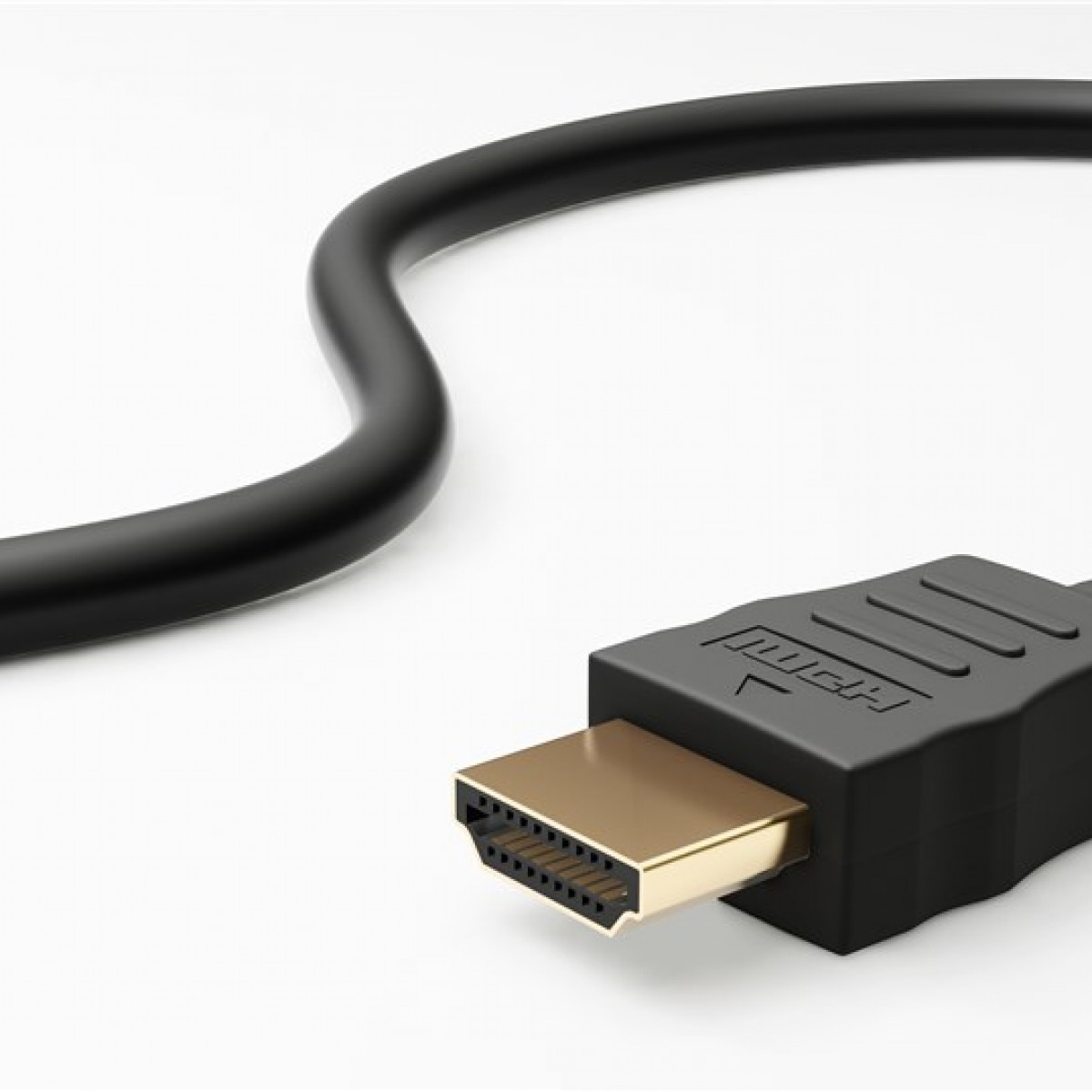 Schwarzes HDMI-Kabel mit Stecker. Der Stecker hat ein goldfarbenes Innenleben und ist eingesteckt.