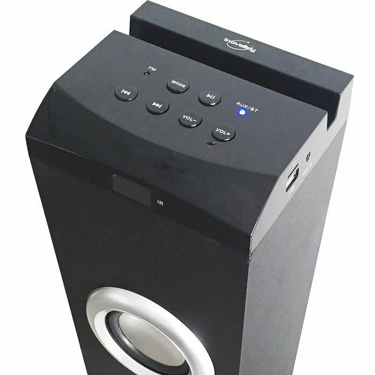 Altoparlante nero con pulsanti, anello argentato e slot superiore.