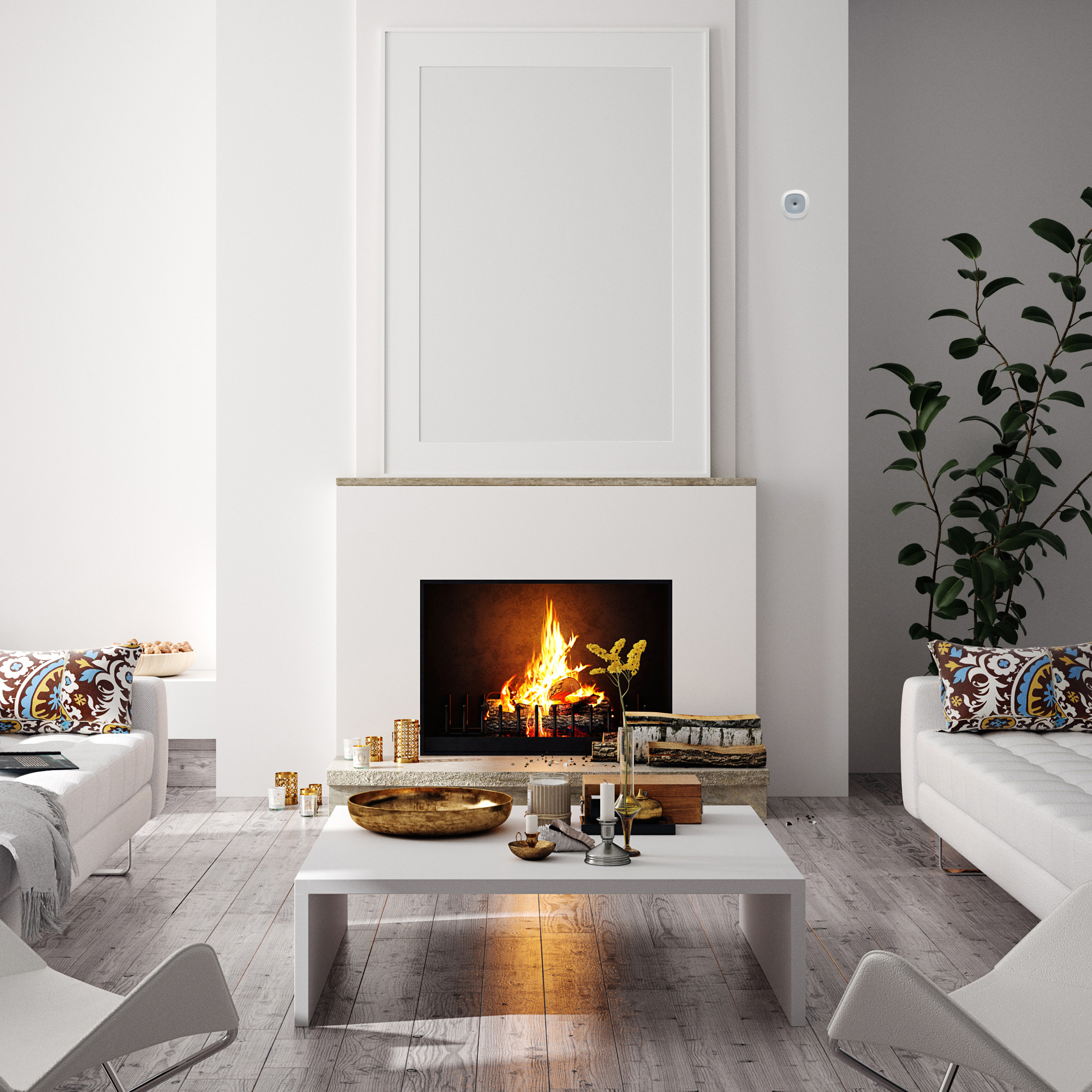 Wohnzimmer mit Kamin und weißen Möbeln. Feuer brennt, und ein Gemälde über dem Kamin ist vorhanden.