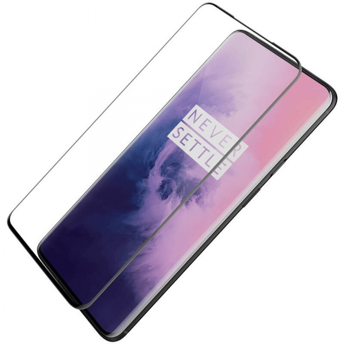 Ein Telefon mit Displayschutz. Der Bildschirm zeigt einen lila-blauen Hintergrund mit den Worten 'NEVER SETTLE'.