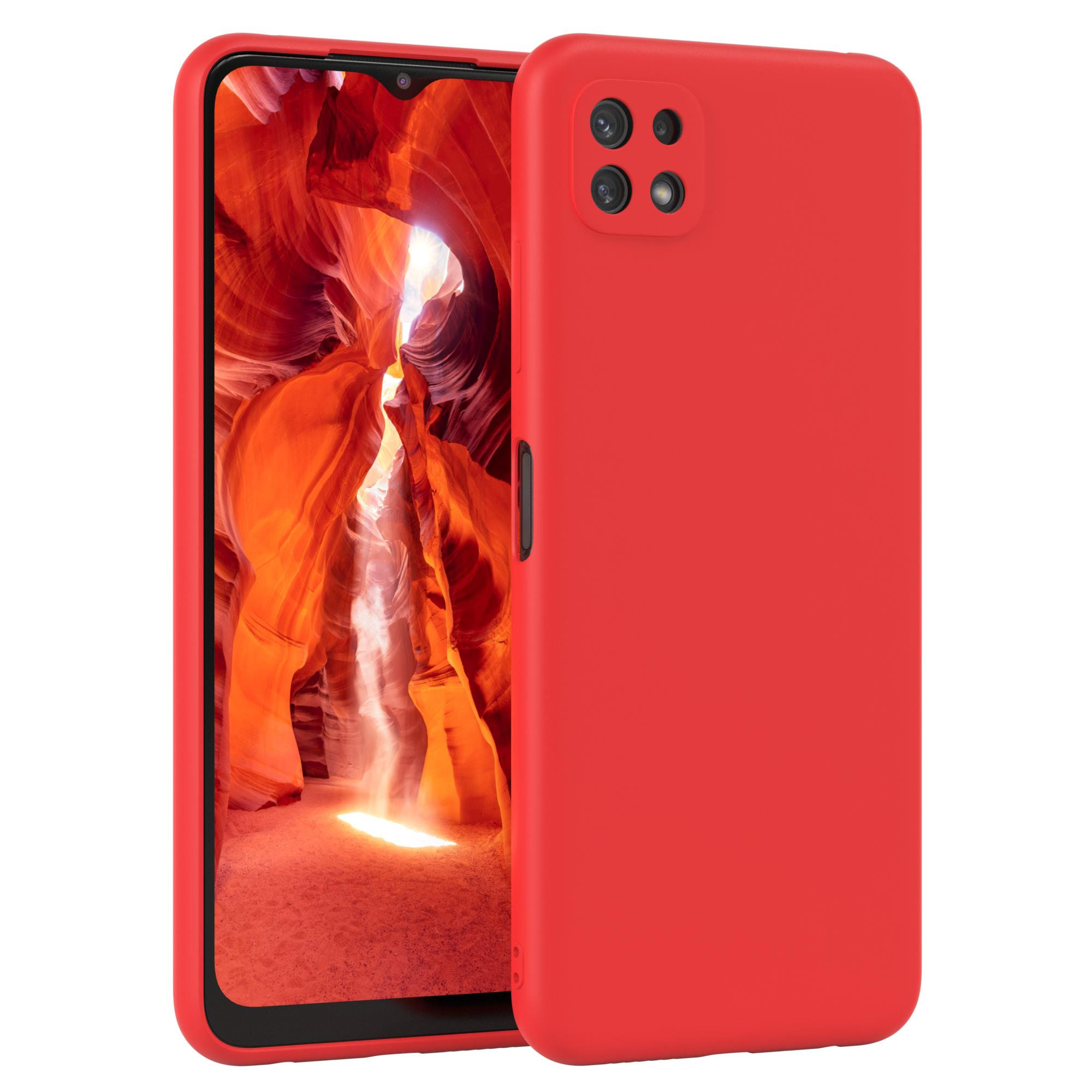Rote Handyhülle mit Telefon darin. Roter Hintergrund mit Aussicht. Weißer Hintergrund.