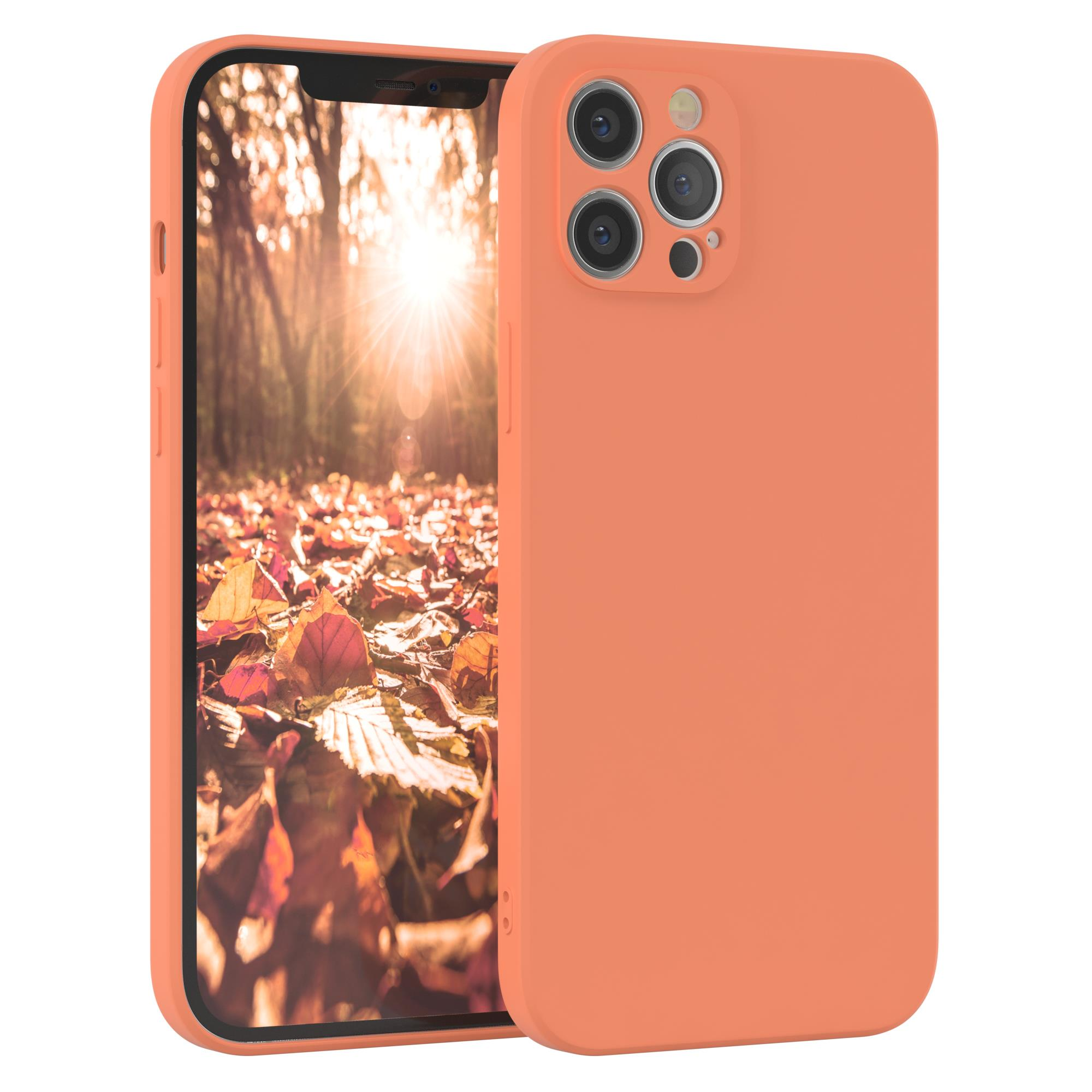 Orange Handyhülle mit Telefon darin. Verschwommener Herbsthintergrund. Weißer Hintergrund.