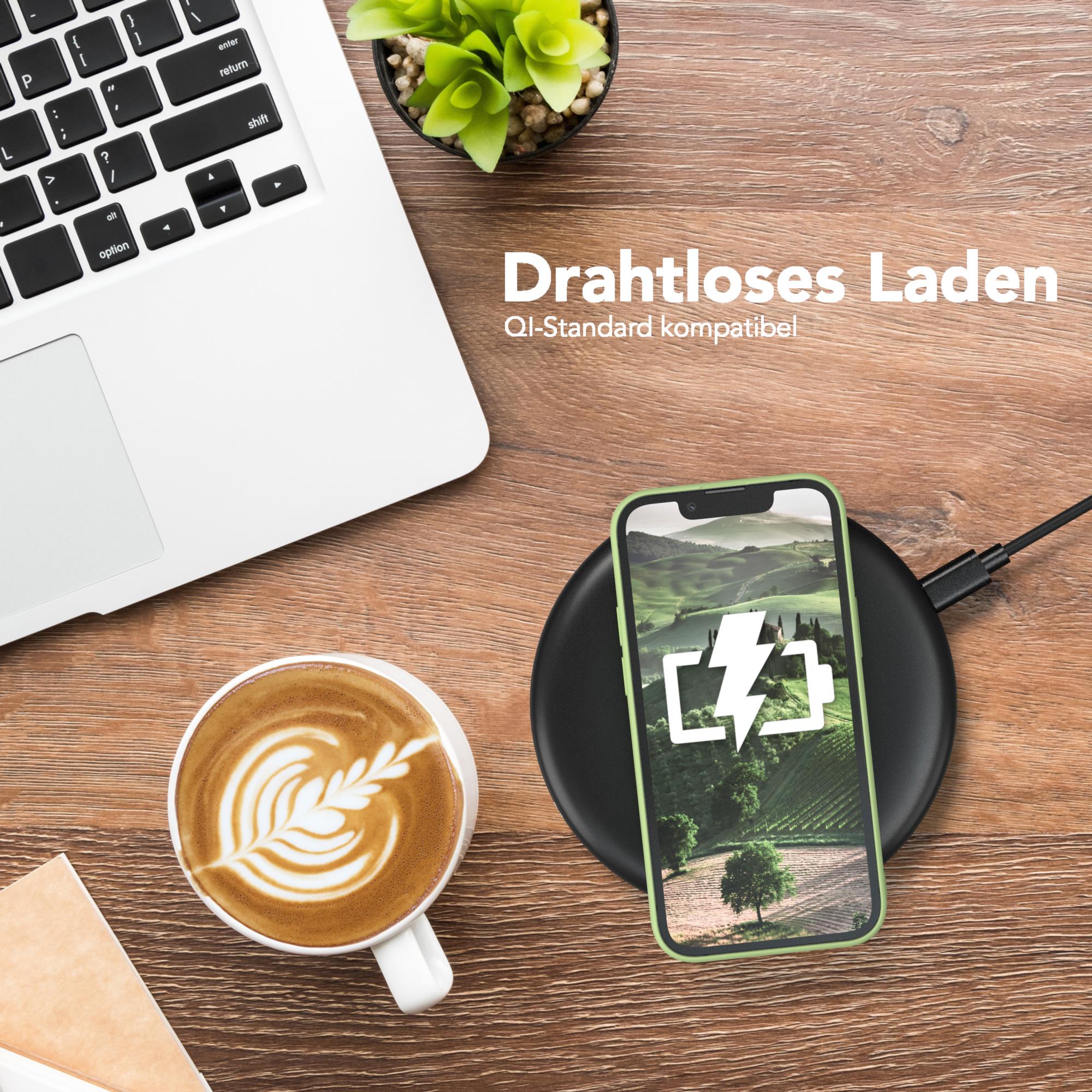 Ein Telefon, das drahtlos geladen wird, Kaffee und ein Laptop auf einem hölzernen Schreibtisch, Draufsicht.