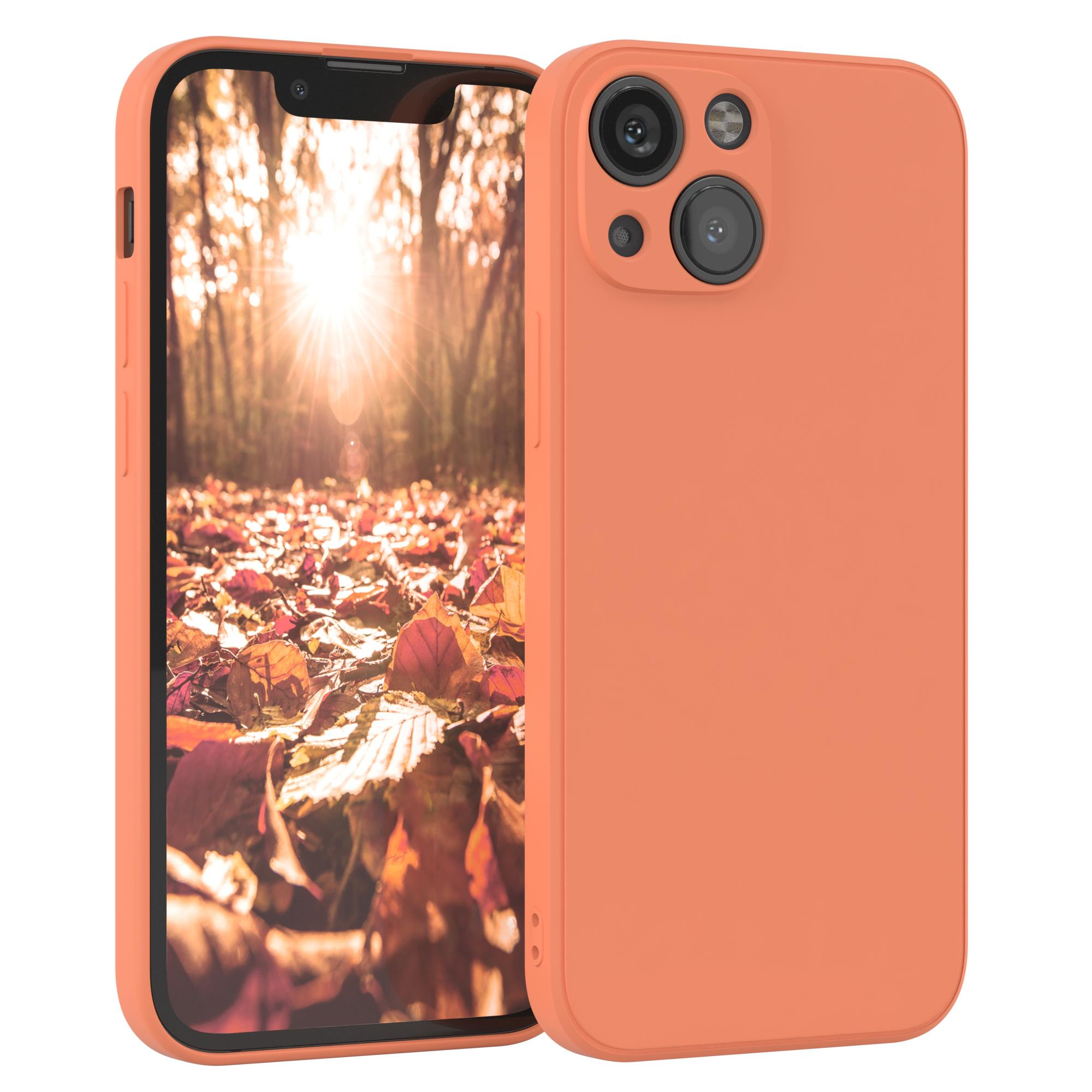 Orangefarbene Handyhülle mit Telefon. Herbstlaub im Hintergrund sichtbar.