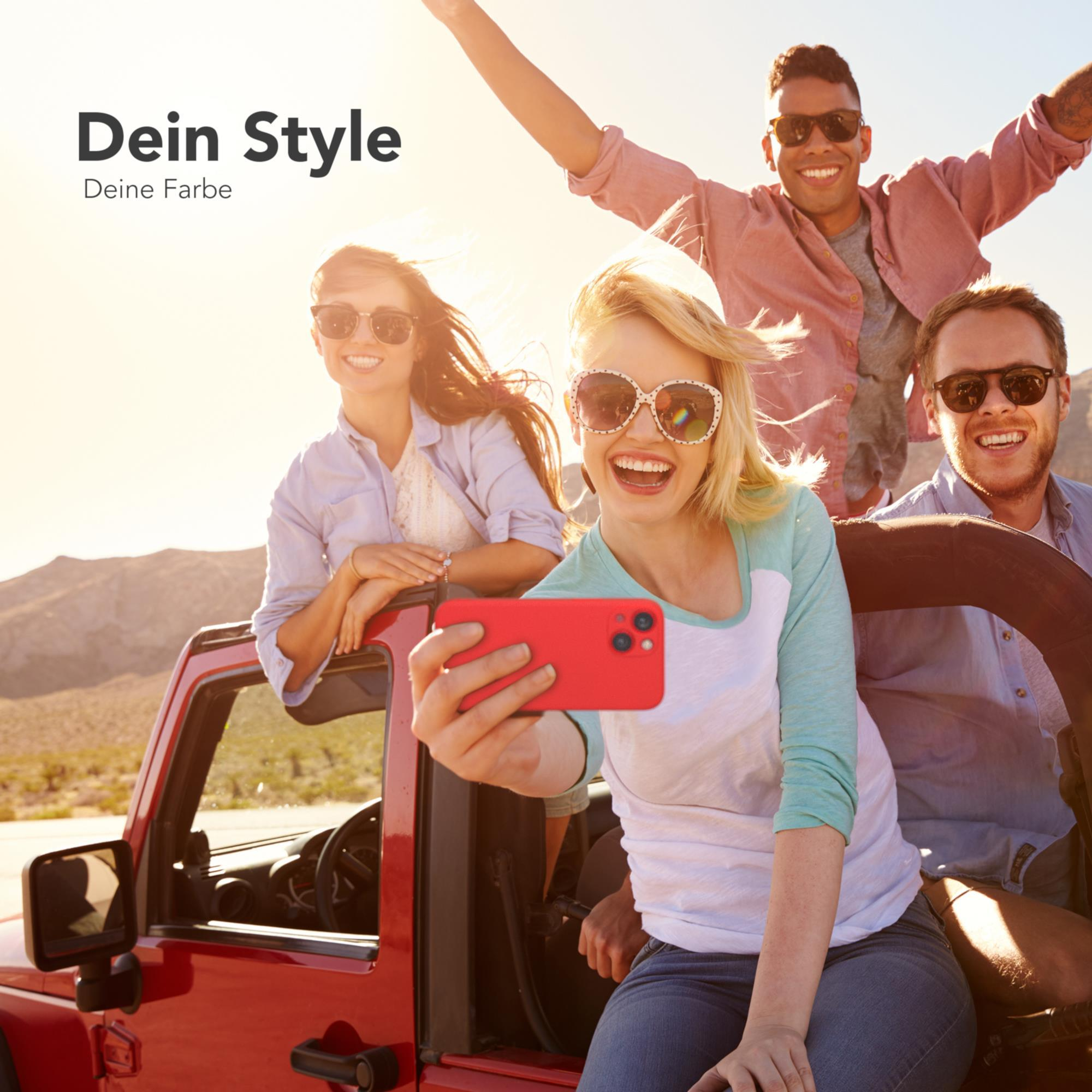 Gruppe von Leuten in einem roten Jeep, die ein Selfie mit einer roten Handyhülle machen, lächelnd in der Sonne.