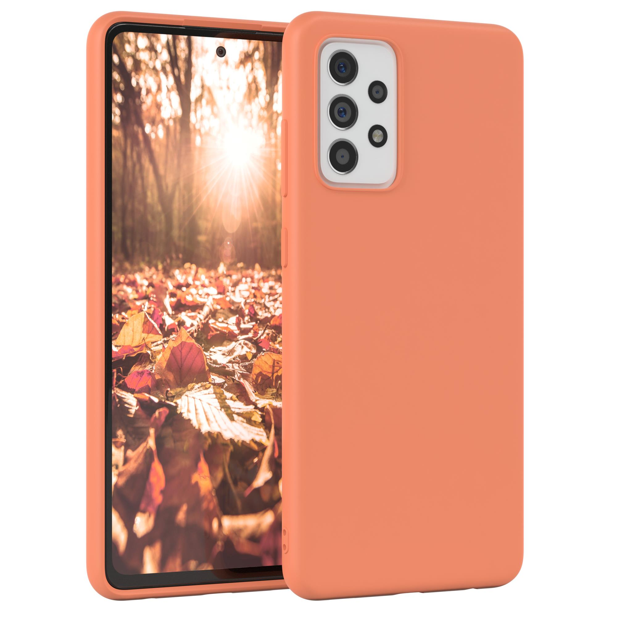 Eine orangefarbene Telefonhülle auf einem Telefon. Das Telefon zeigt einen Wald und einen Baum auf dem Bildschirm.