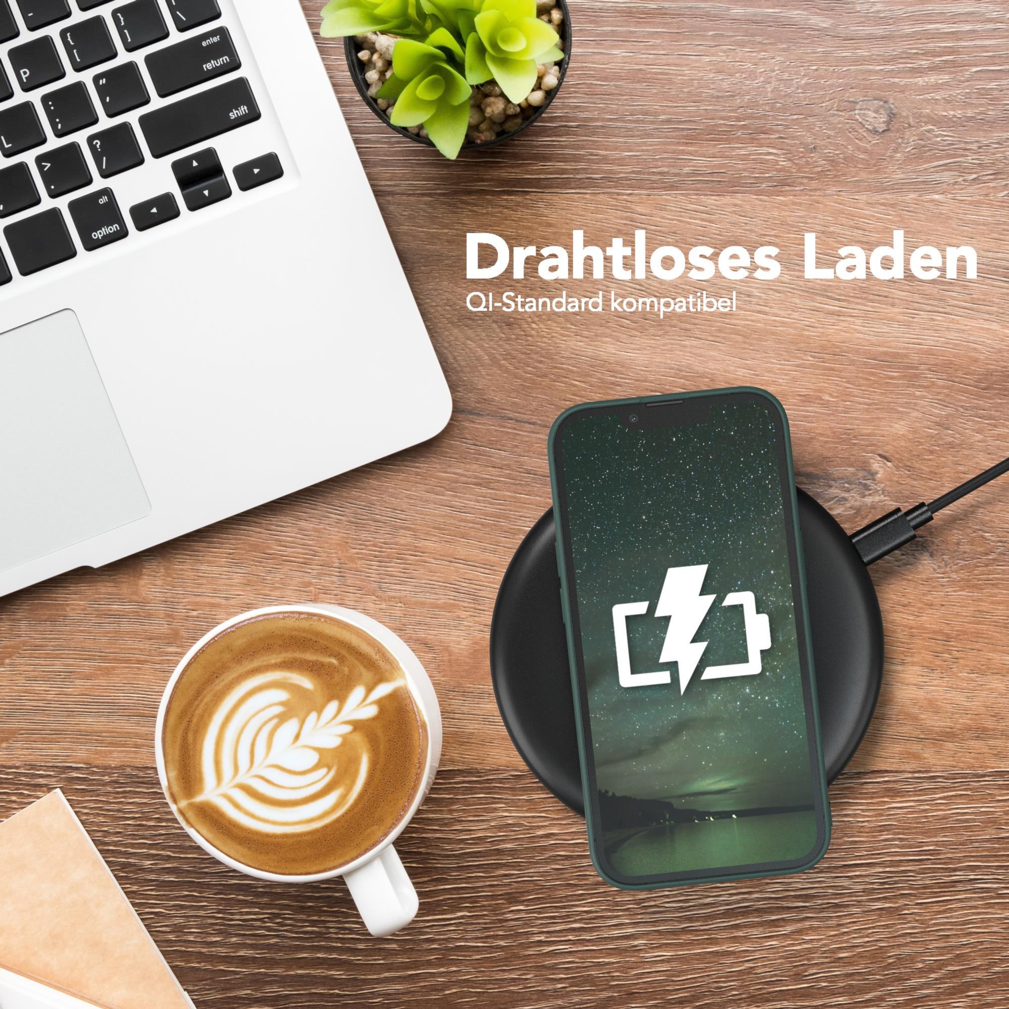 Laptop, Kaffee, Telefon auf kabellosem Ladegerät auf Holztisch mit Text und Pflanze.