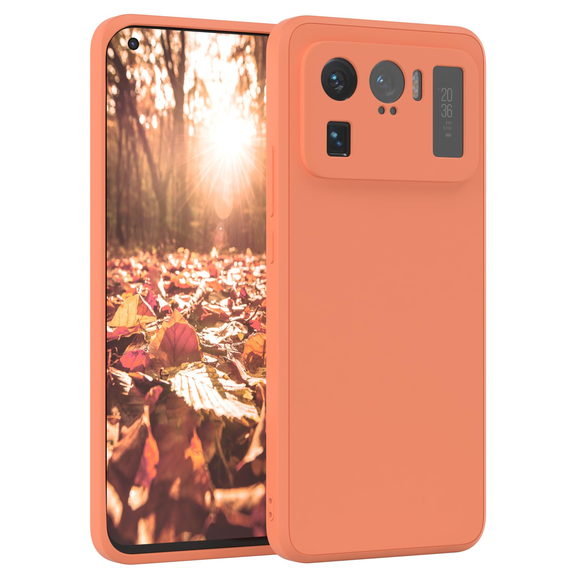 Eine orangefarbene Handyhülle mit einem Telefon. Der Hintergrund zeigt eine Herbstszene.