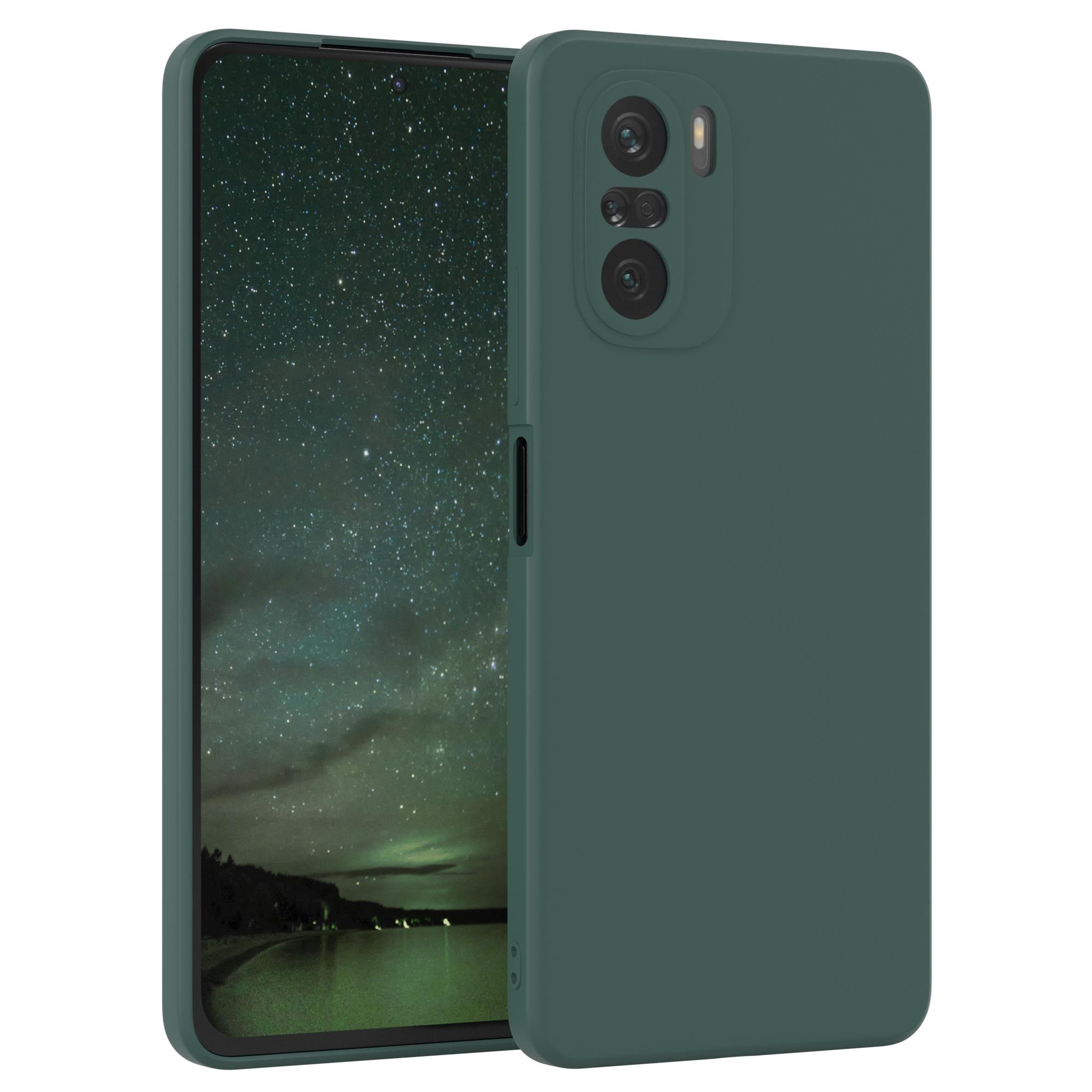 Grünes Telefon mit Hülle. Telefonbildschirm sichtbar, Hülle bedeckt Rückseite und Seiten, hat Kamera. Weißer Hintergrund.