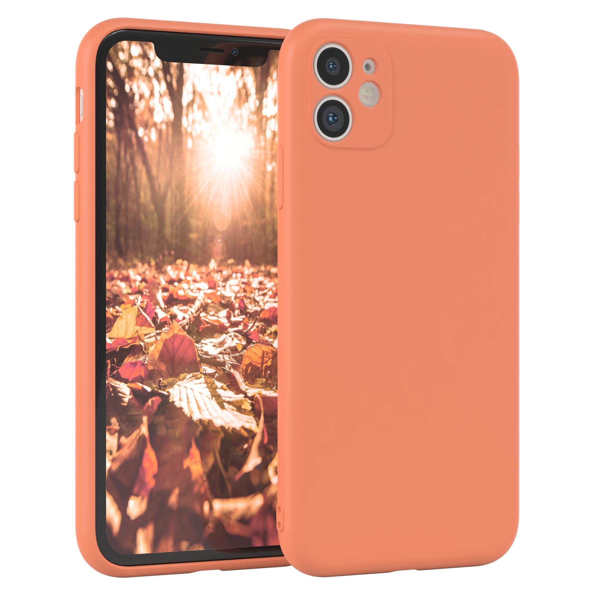 Orangene Handyhülle mit Herbstszene auf dem Telefonbildschirm. Sonnenlicht scheint durch Bäume. Hülle rechts.