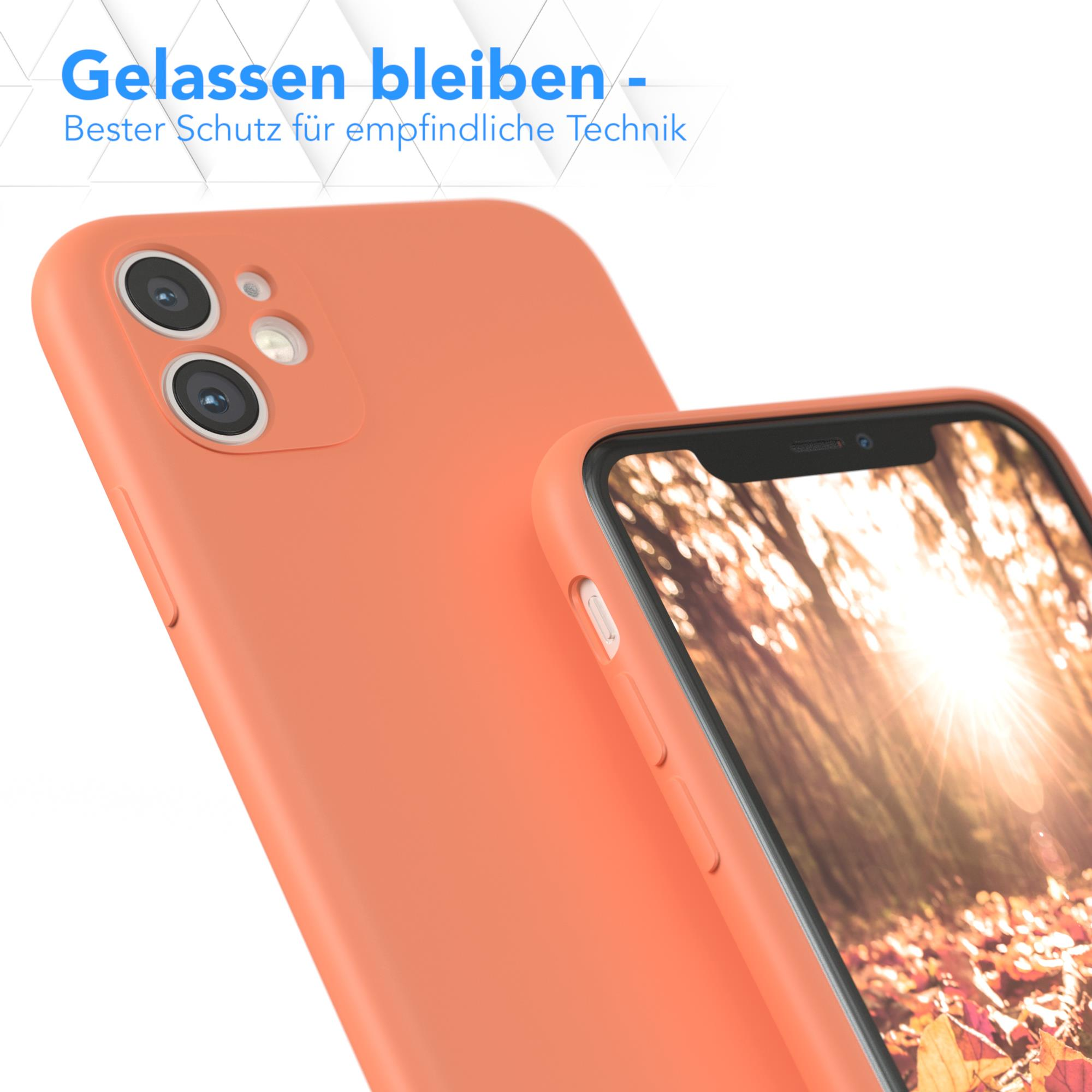 Orangene Handyhülle und Telefon, das eine Waldreflexion zeigt.