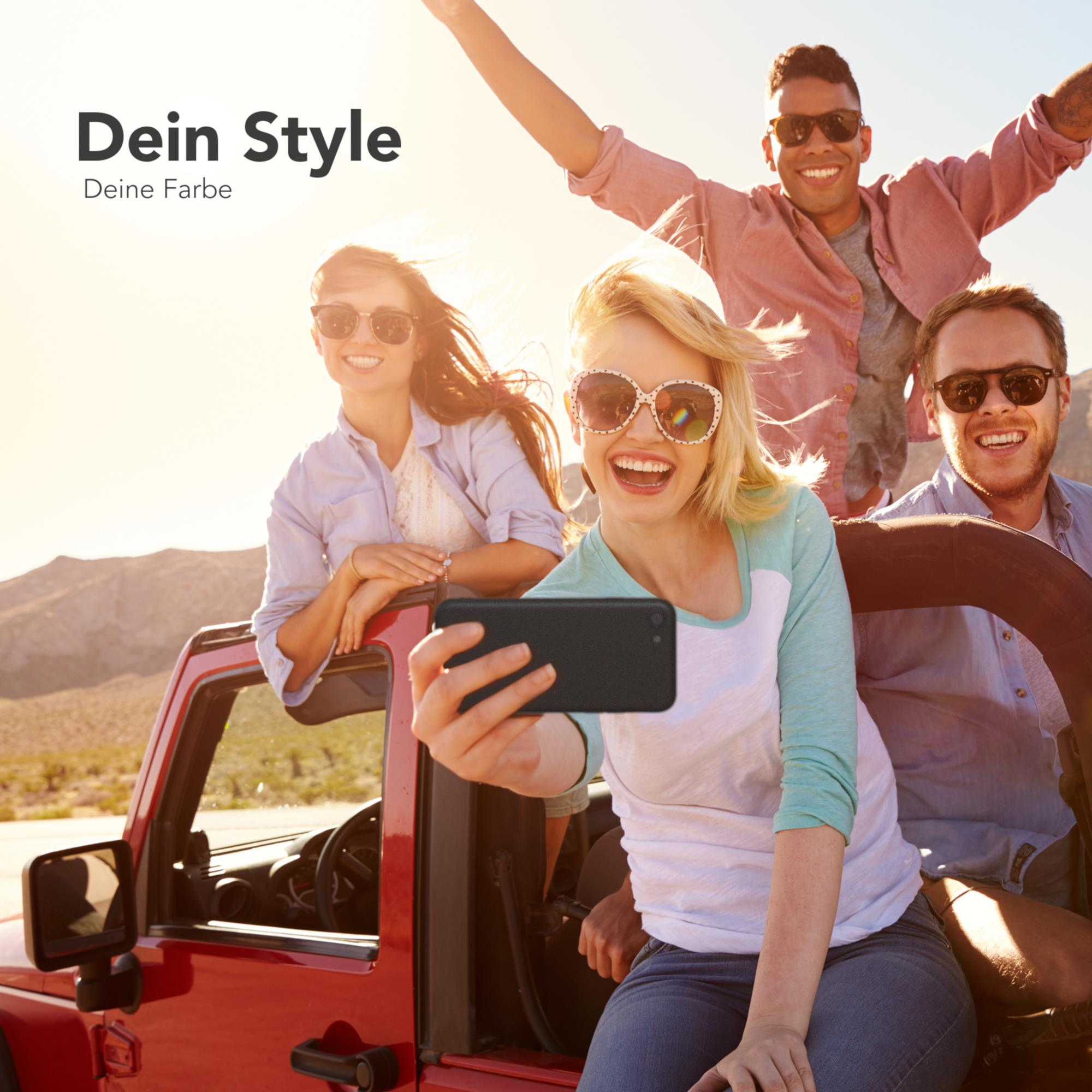 Vier Personen machen in einem roten Jeep ein Selfie. Sie alle lächeln und tragen Sonnenbrillen.