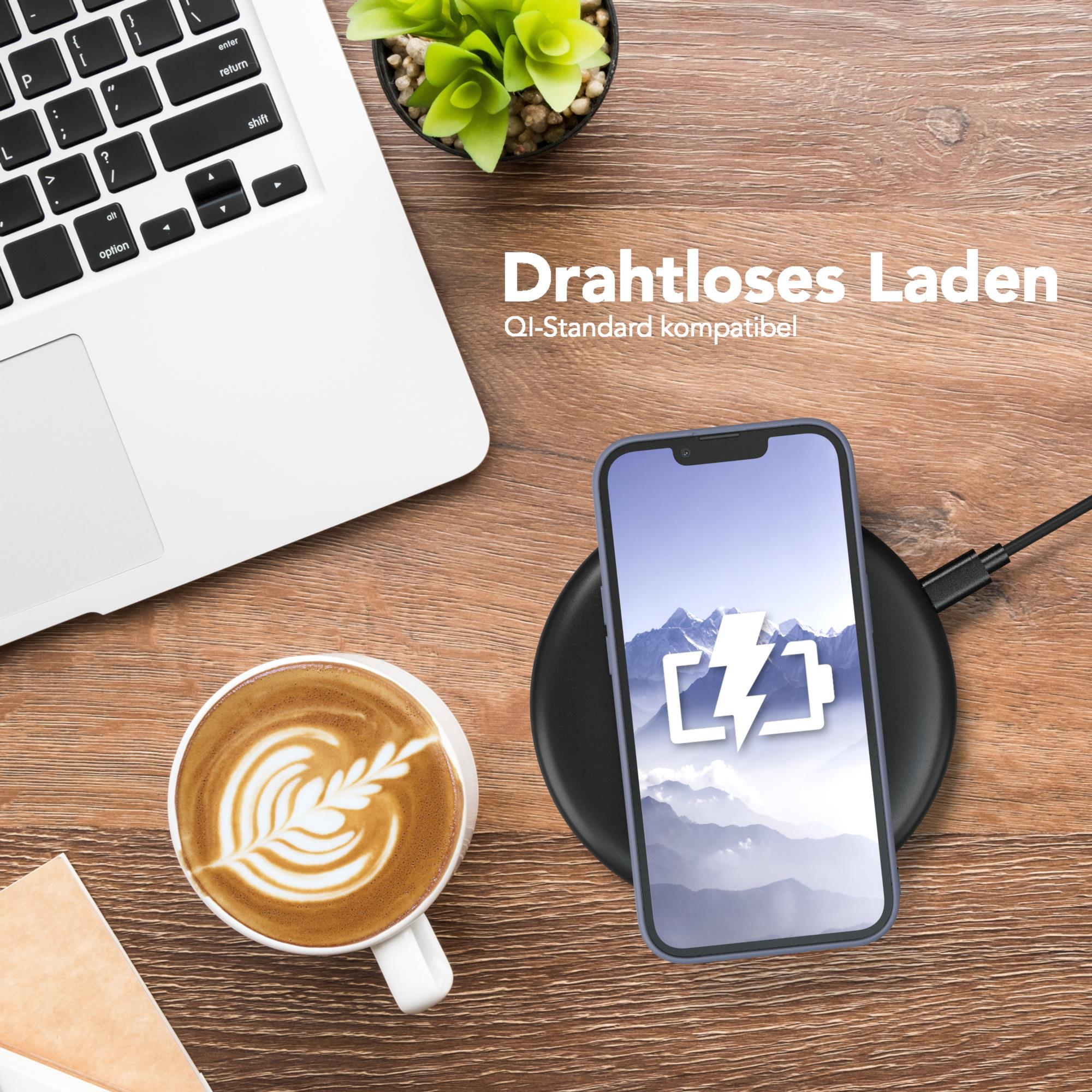 Laptop, Kaffeetasse, kabelloses Ladegerät mit ladendem Telefon.