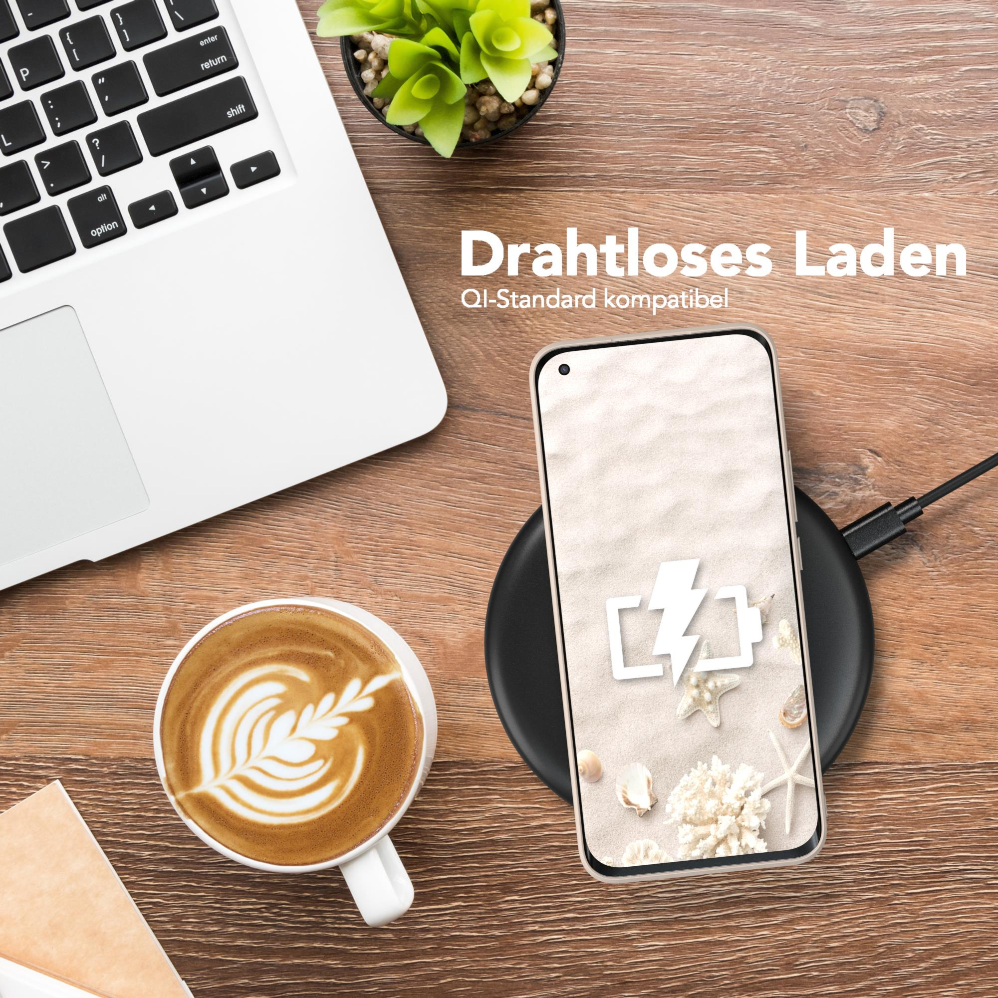 Telefon auf einem kabellosen Ladegerät, eine Tasse Kaffee und ein Laptop. Text: Drahtloses Laden, Qi-Standard kompatibel.