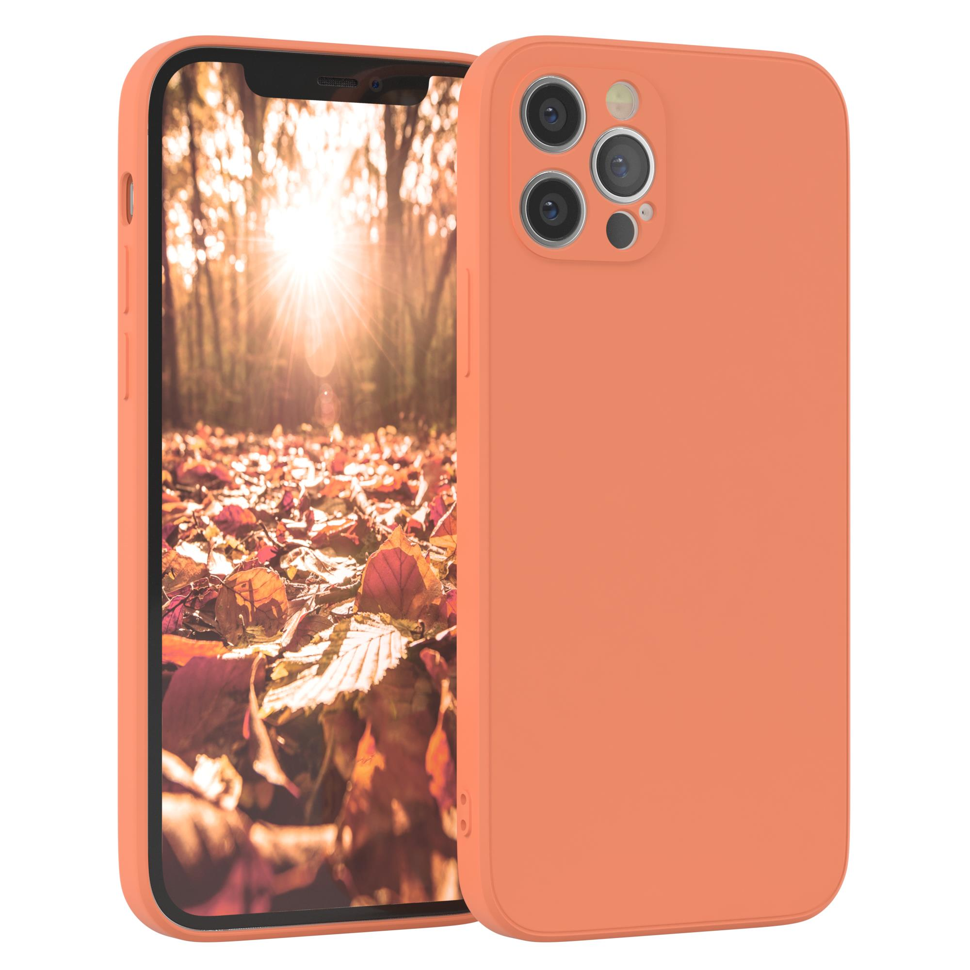 Orangene Handyhülle mit Handy. Hintergrund zeigt einen Wald mit Sonnenschein durch die Bäume.