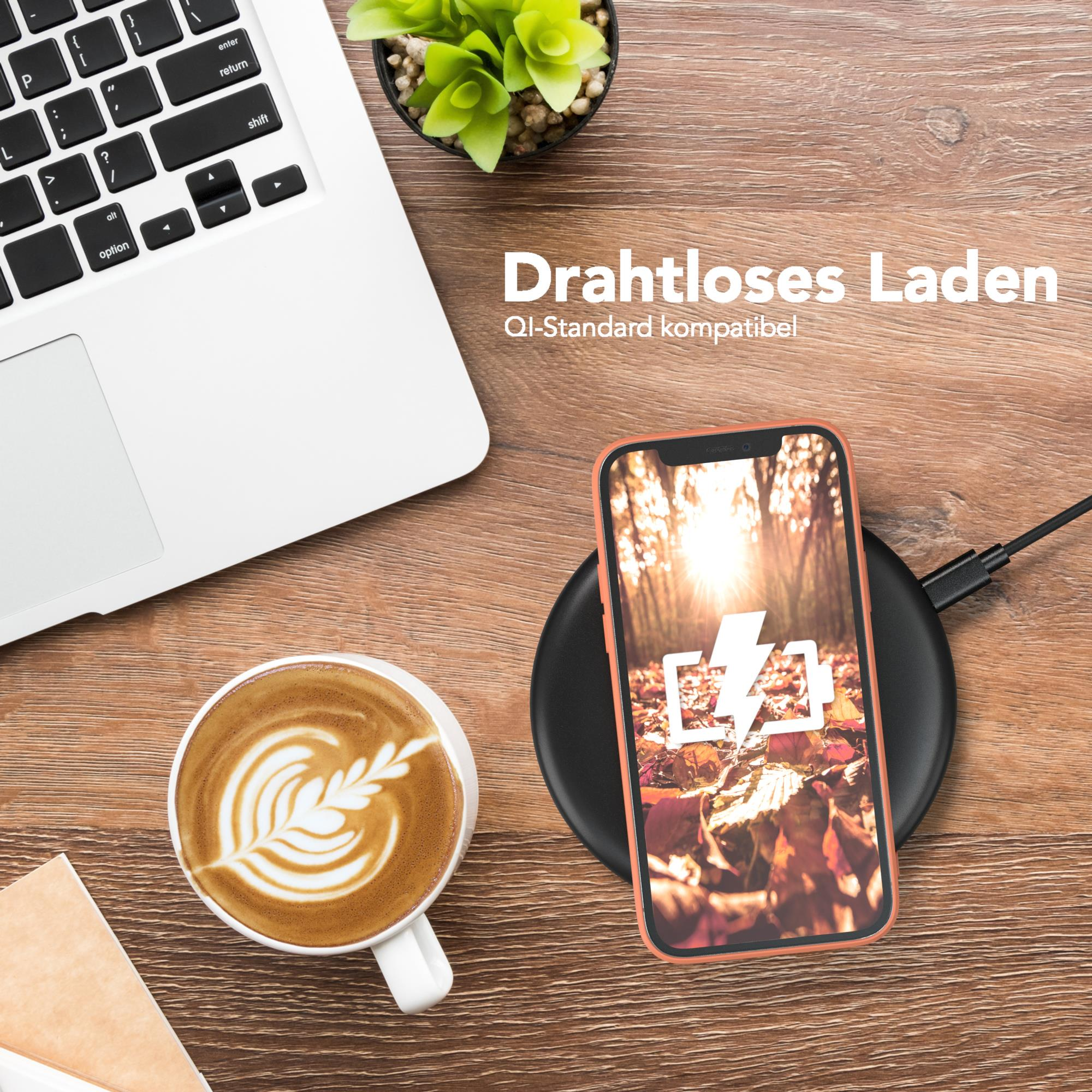 Telefon auf kabellosem Ladegerät, Kaffee, Laptop, Holzschreibtisch. Qi-Standard.