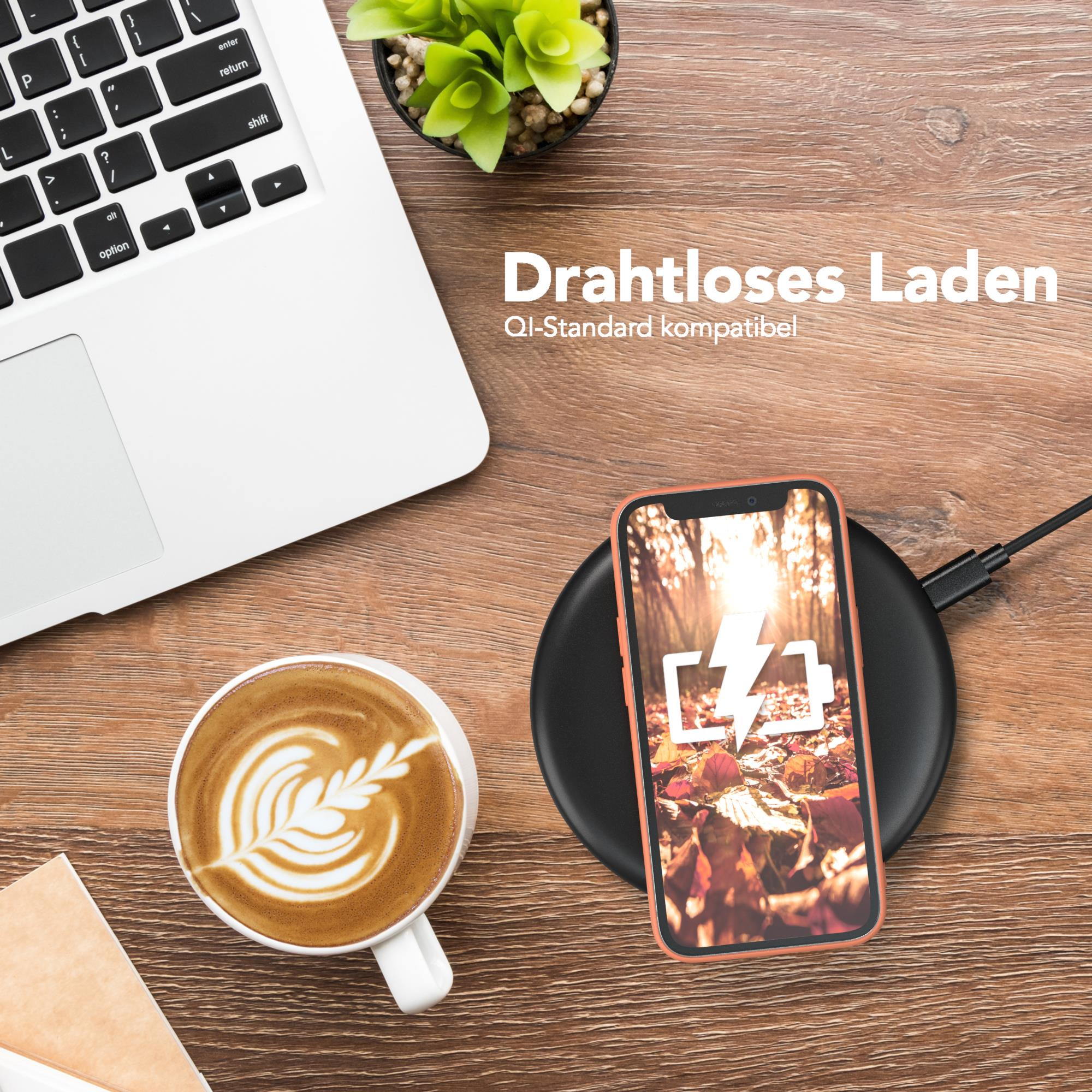Laptop, Kaffee und Telefon auf Holz. Das Telefon lädt kabellos.