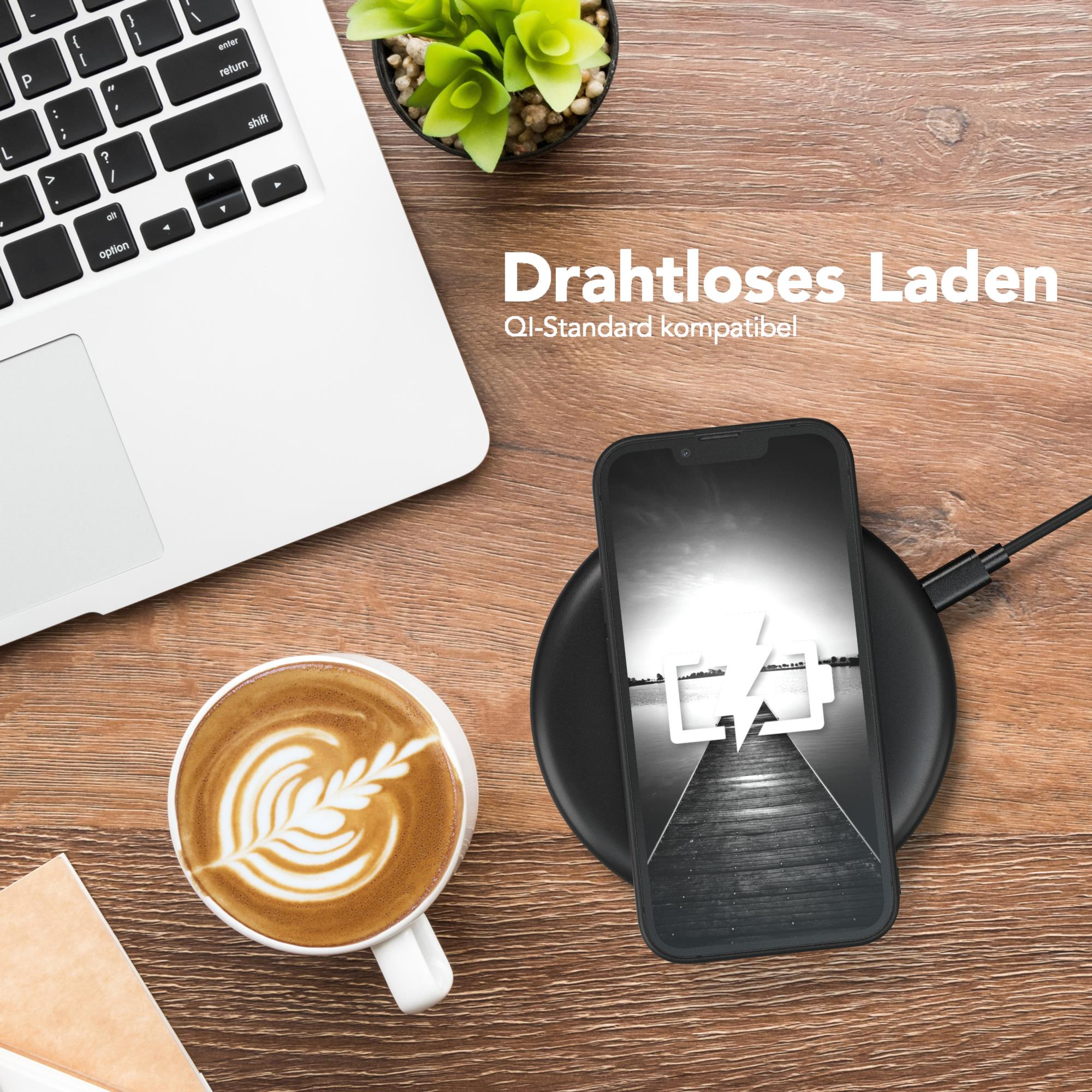 Laptop, Kaffee mit Latte Art, Telefon auf kabellosem Ladegerät und Pflanze auf Holz.