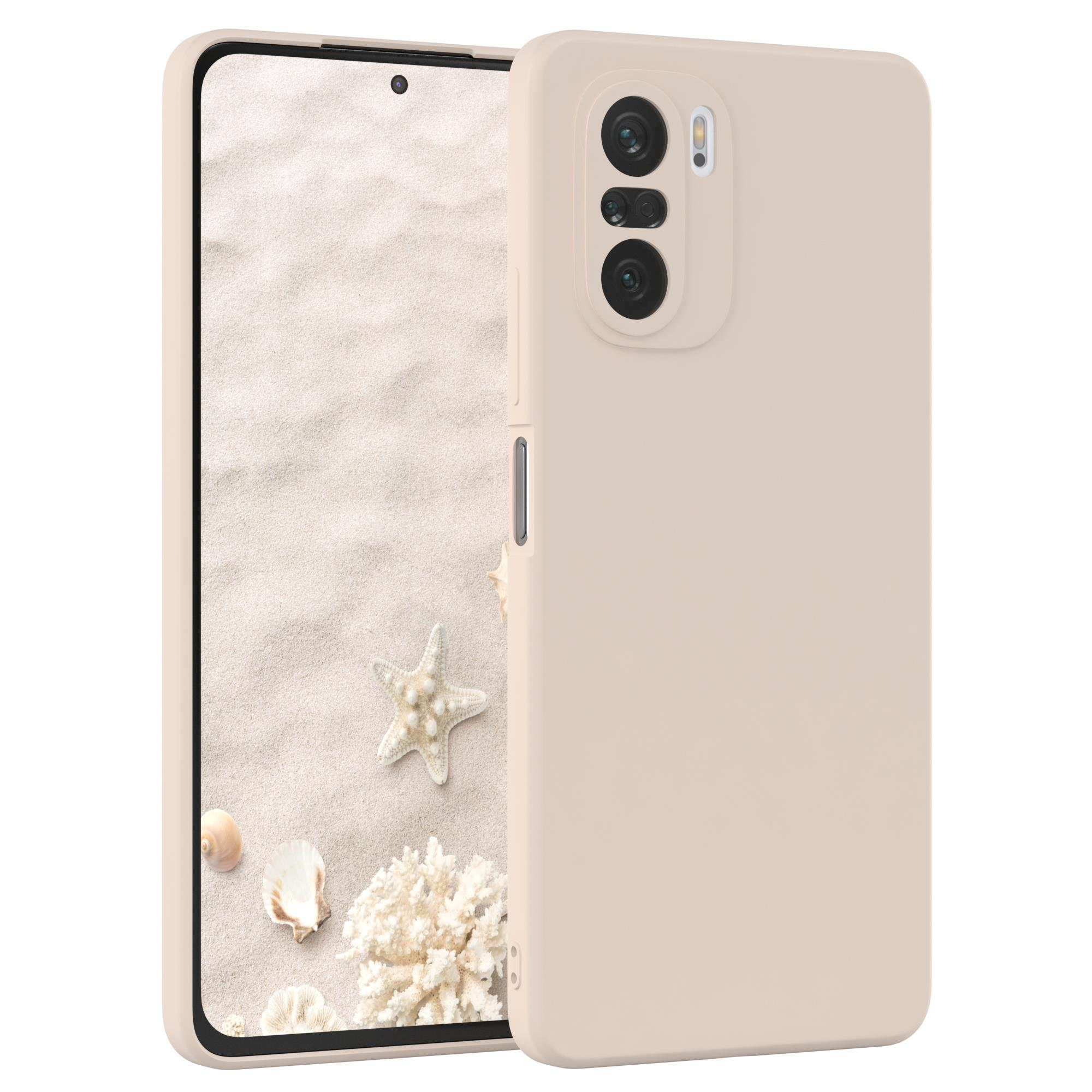 Beige Handyhülle mit Handy links. Weißer Hintergrund. Das Handy hat Kameras.