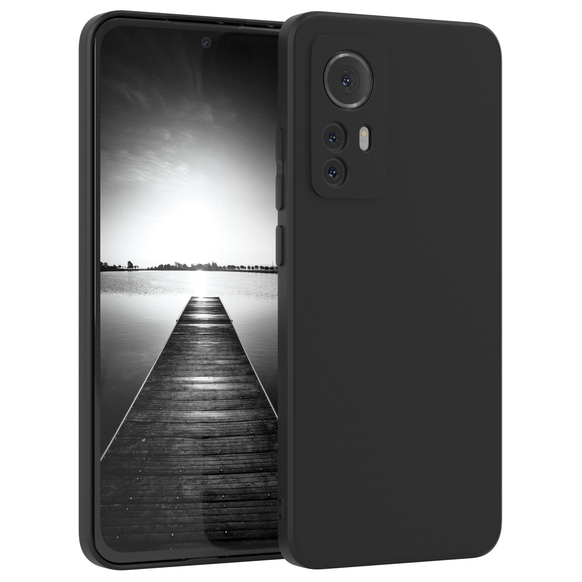Schwarze Handyhülle auf einem Telefon mit See und Holzsteg im Hintergrund. Der Hintergrund ist weiß.