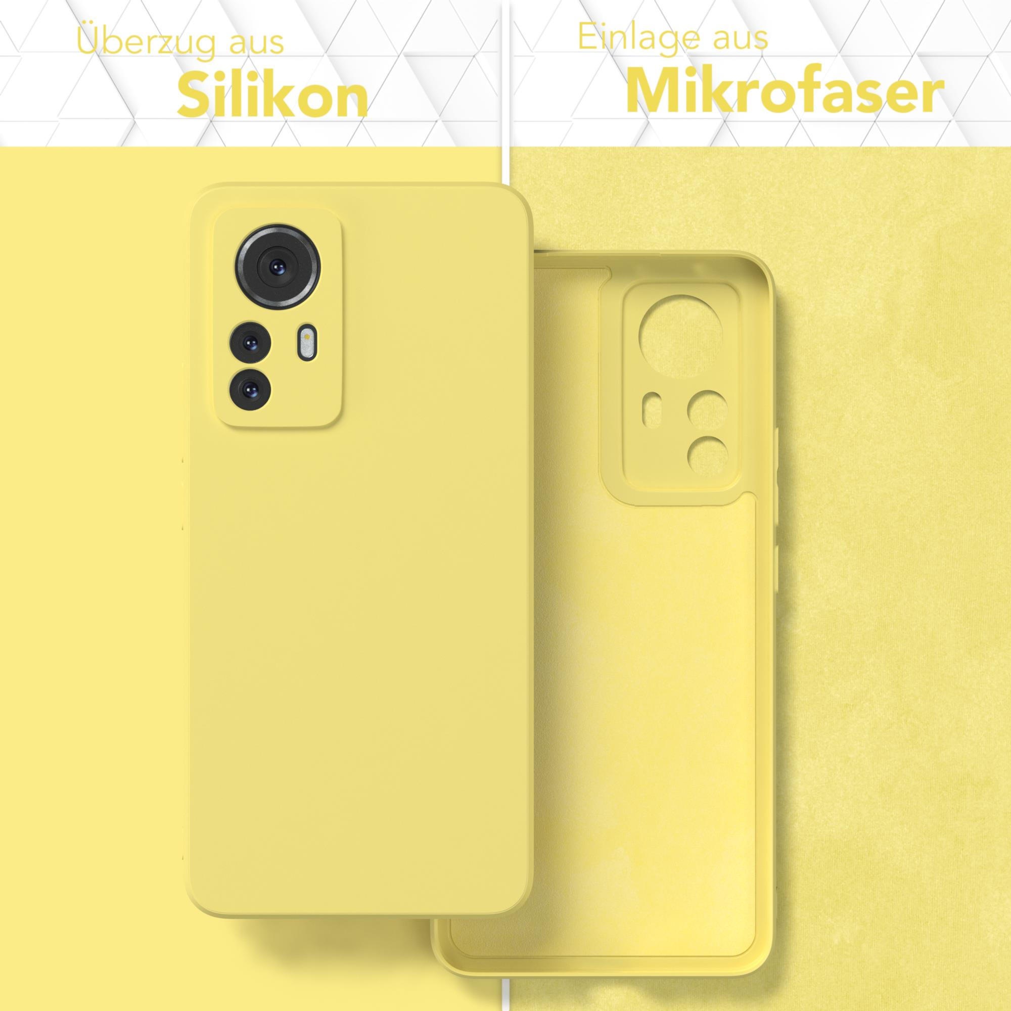 Gelbe Handyhüllen, eine offen und eine geschlossen. Die offene Hülle zeigt ein Mikrofaserfutter. Gelber Hintergrund.