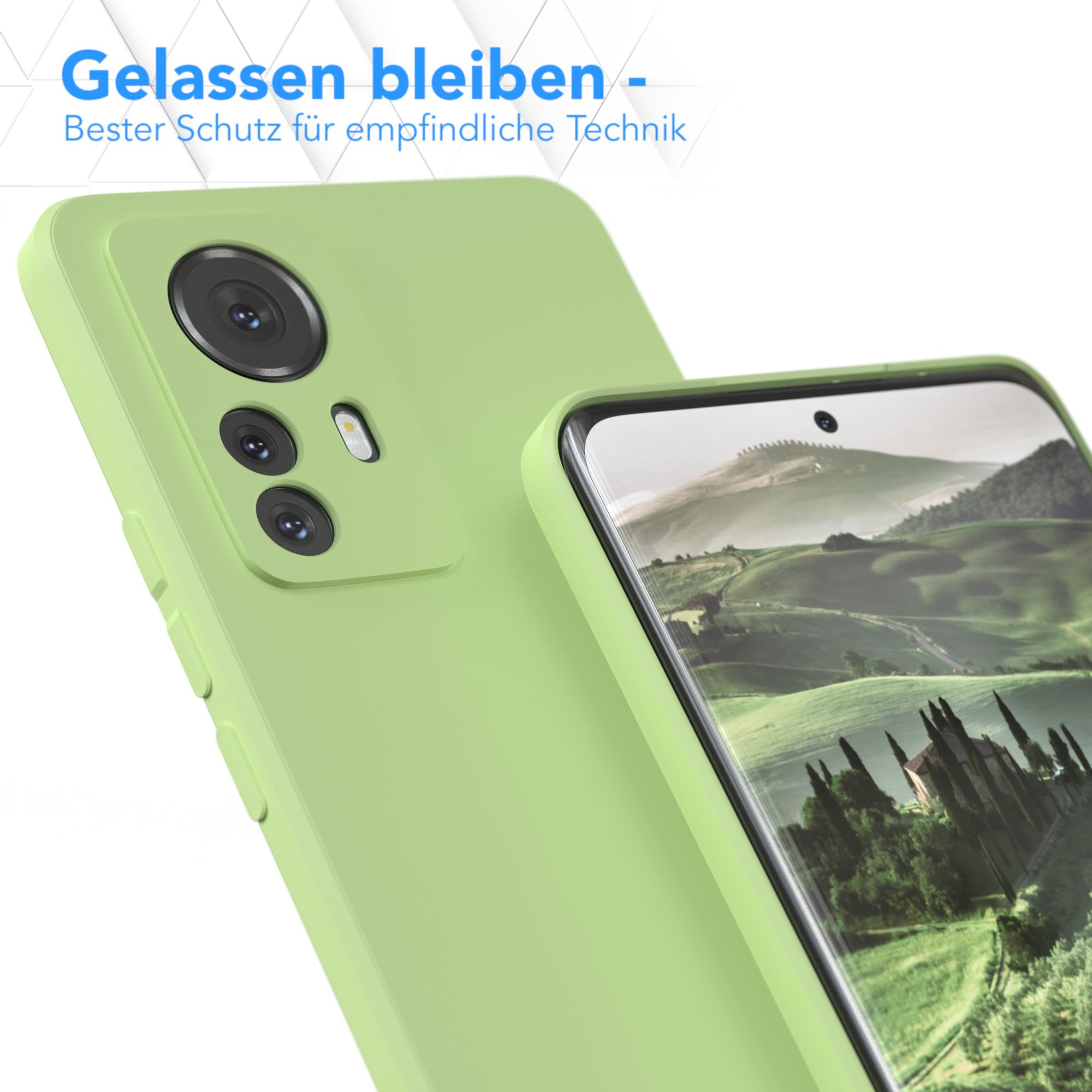 Grüne Handyhülle auf einem Telefon, Kameras zeigend. Der Hintergrund ist ähnlich.
