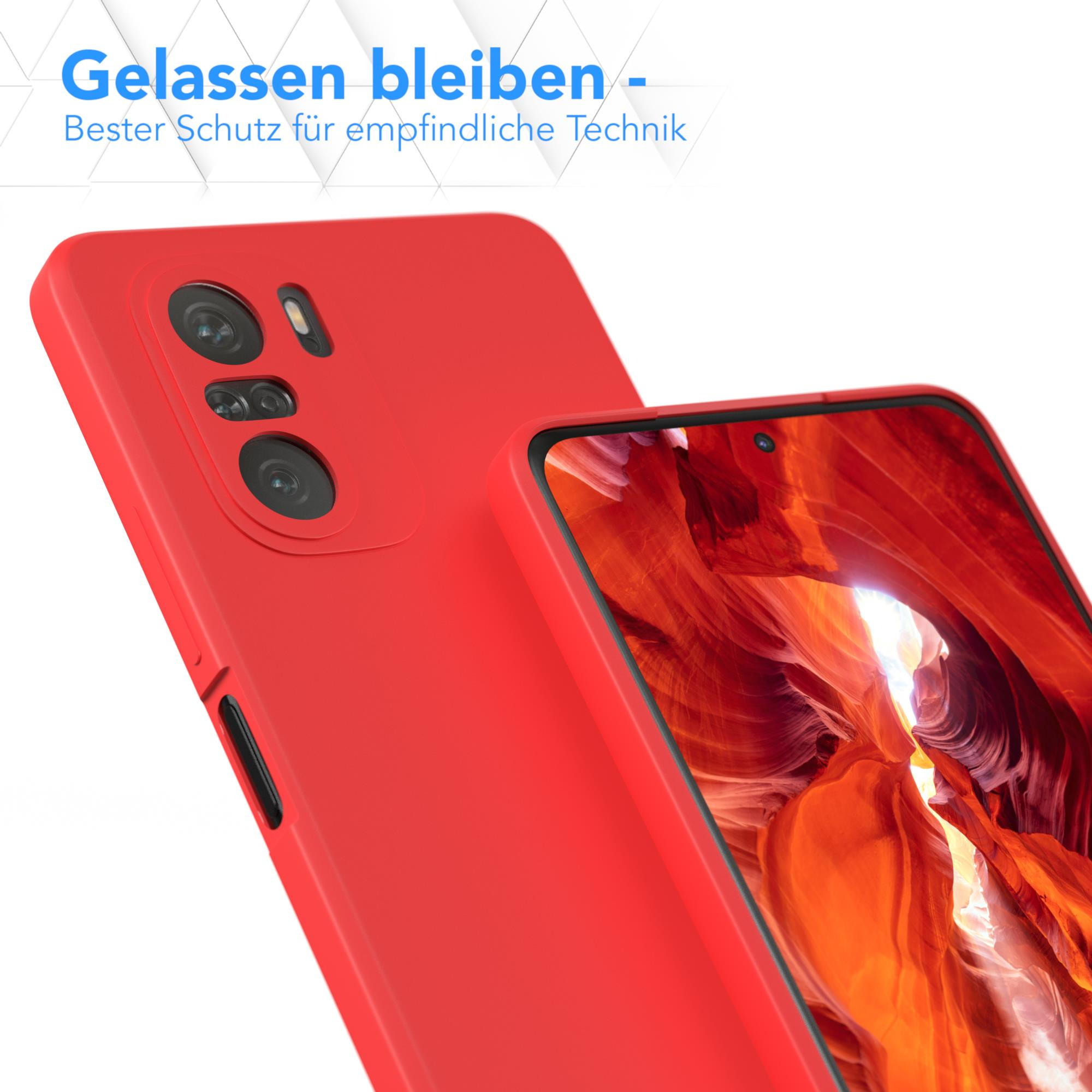 Zwei rote Handyhüllen. Eine ist auf einem Telefon; die andere daneben. Text auf Deutsch sagt 'Bleib gelassen'.